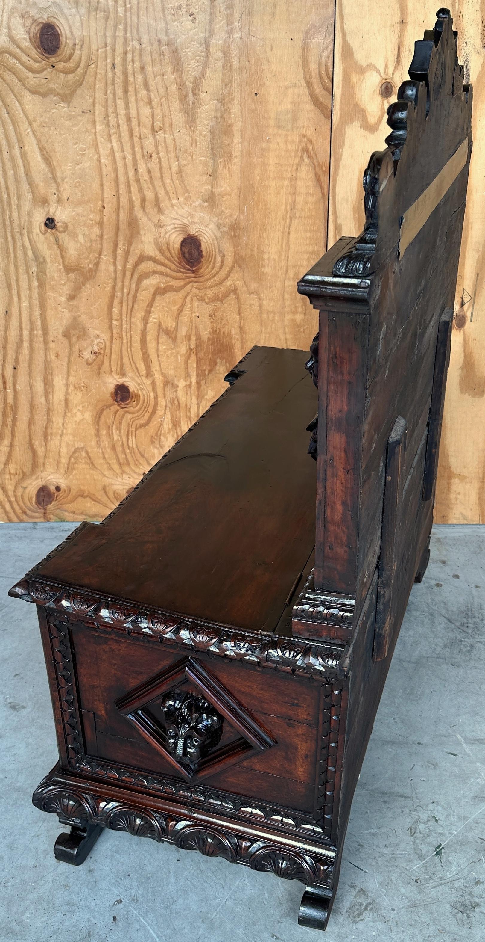18ème/19ème siècle Renaissance Revival Sculpté  Banc figuratif en noyer en vente 7