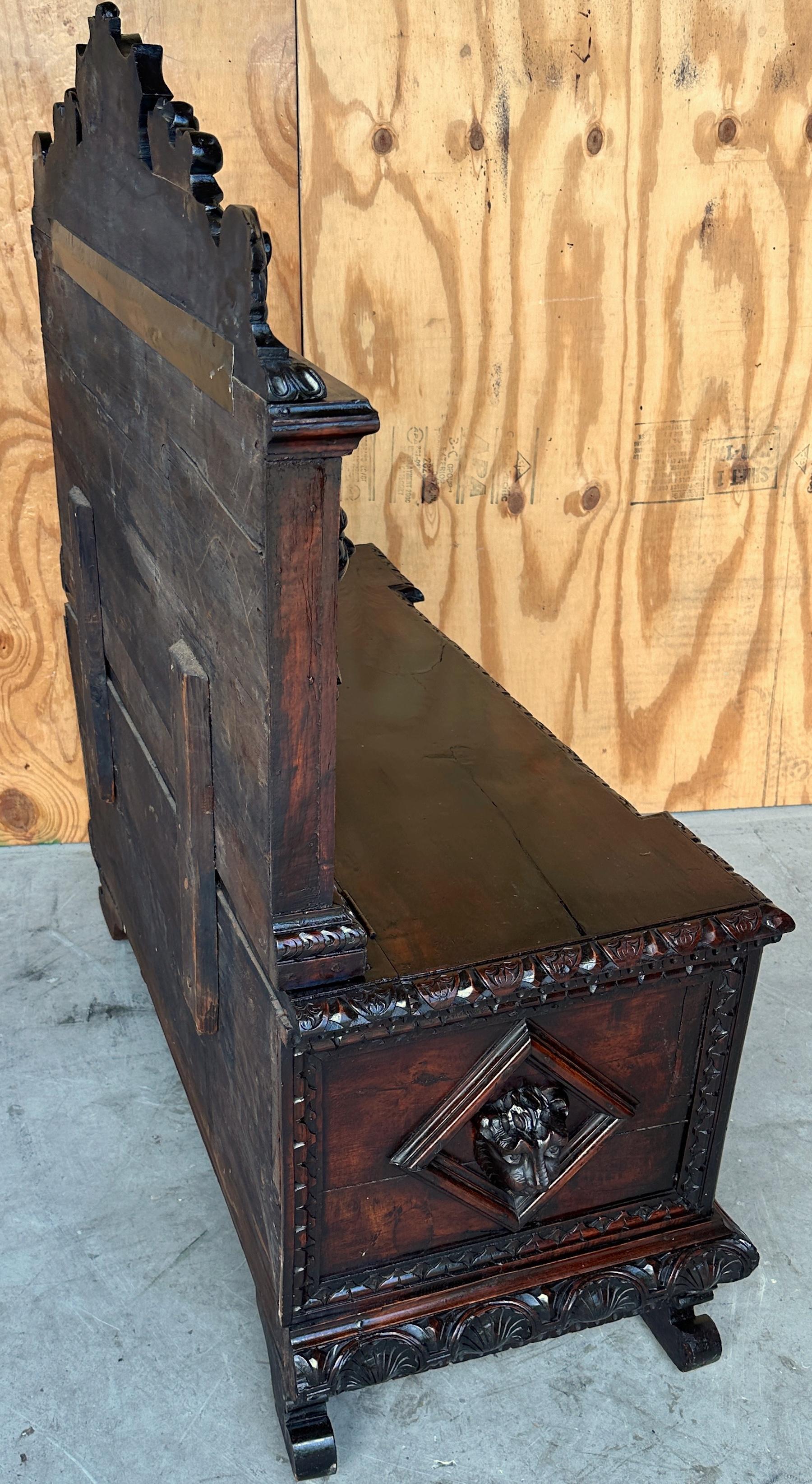 18ème/19ème siècle Renaissance Revival Sculpté  Banc figuratif en noyer en vente 8