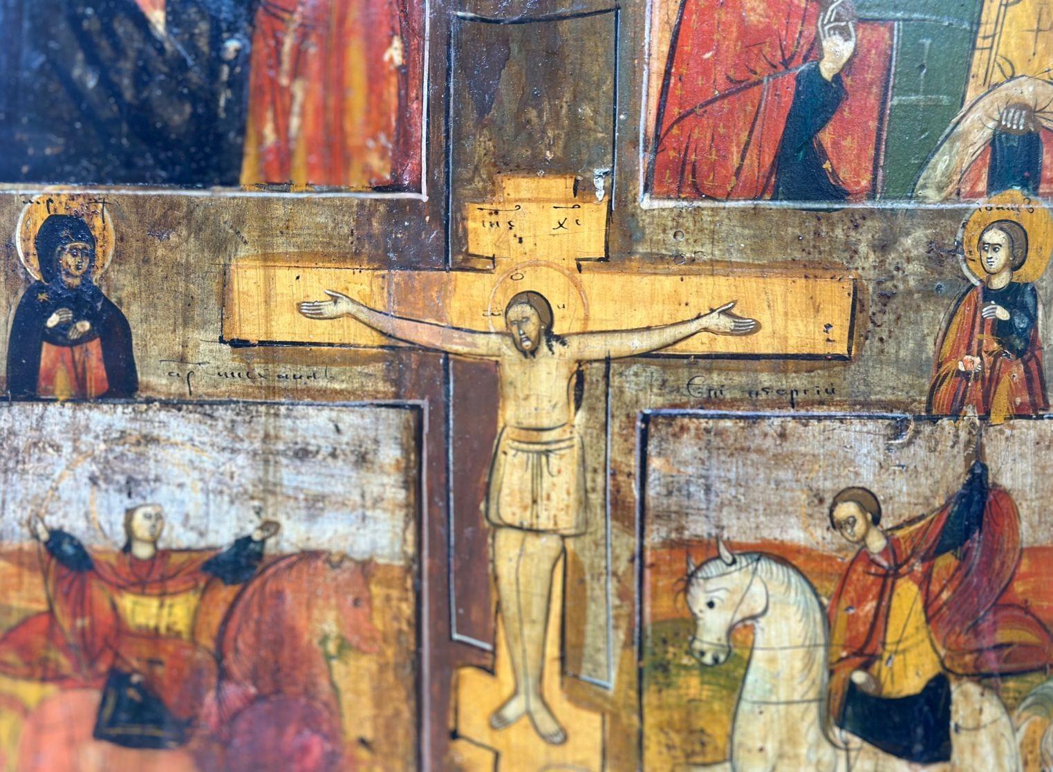 Vierteilige Tempera-auf-Holz-Ikone der Kreuzigung Jesu in der Mitte, umgeben von heiligen Szenen; links oben die Gottesmutter von Kazan, rechts von ihr der heilige Nikolaus, links unten der heilige Michael, rechts unten der heilige Georg, Gottvater