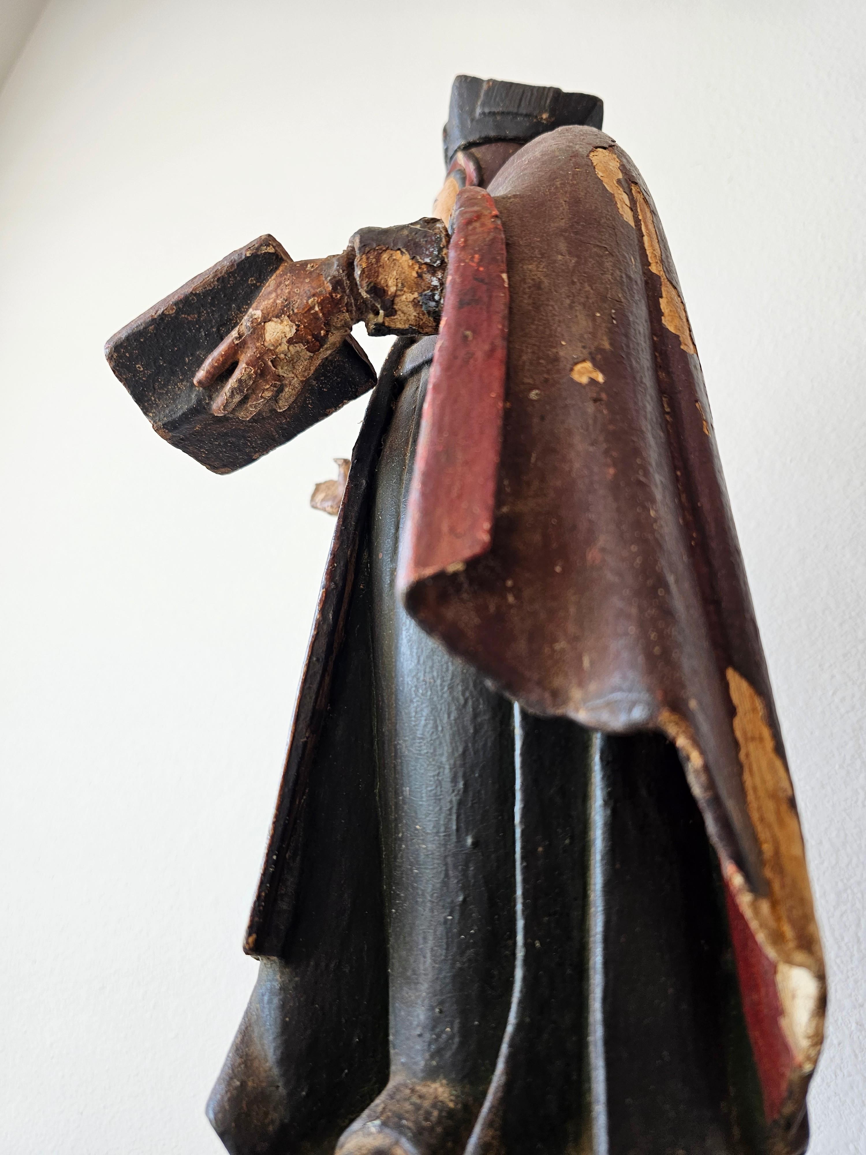 Escultura colonial española del siglo XVIII / XIX de madera tallada y policromada de Santo Altar en venta 4
