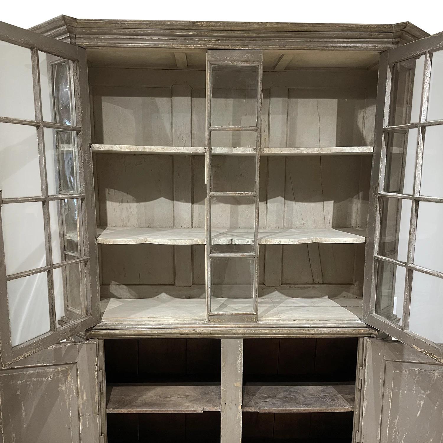 Schwedisches Barock-Bücherregal aus Kiefernholz, Glas-Bücherregal, Antik-Schrank, 18.-19. Jahrhundert (Metall) im Angebot