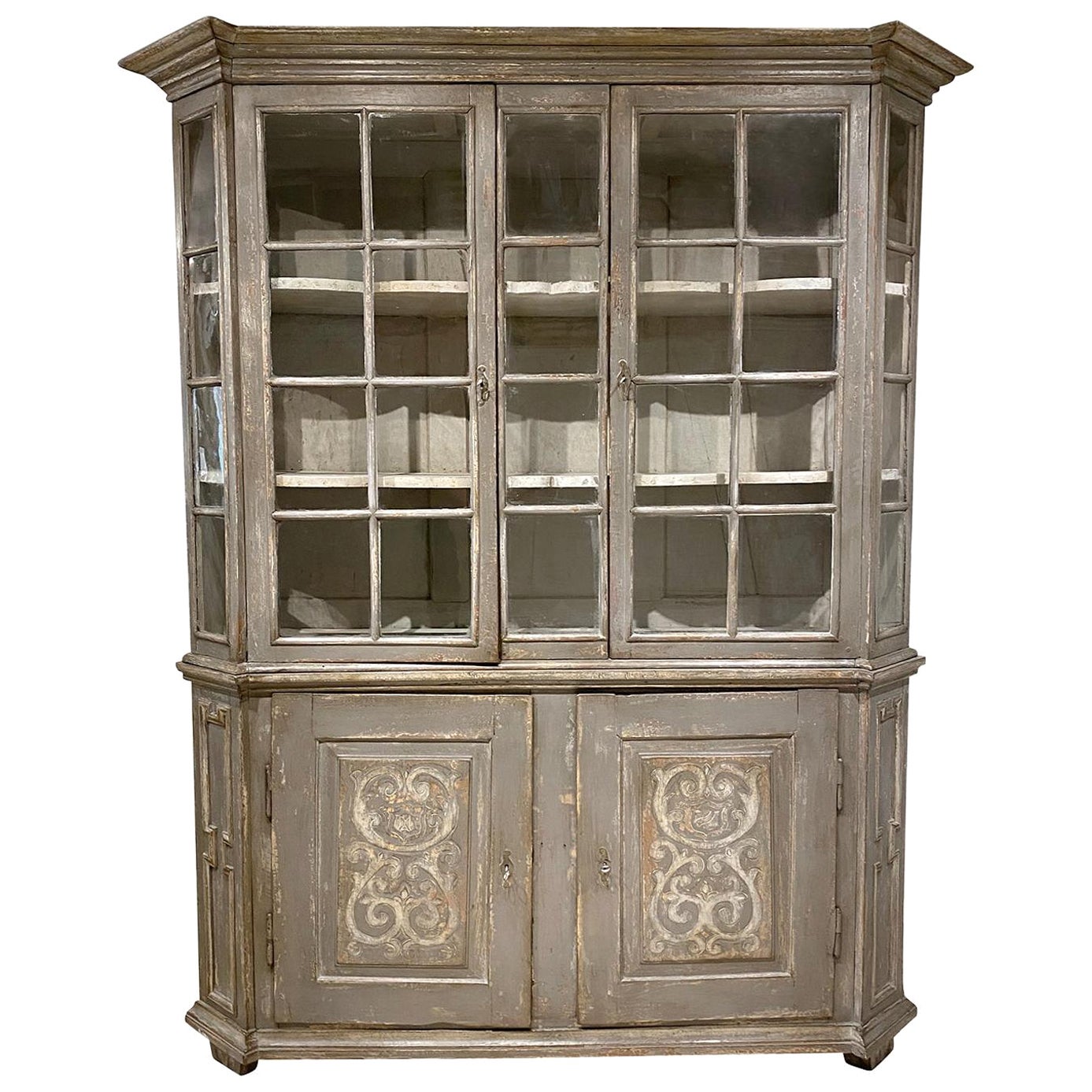 Bibliothèque en bois de pin baroque suédois du 18e-19e siècle, vitrine d'antiquités en vente