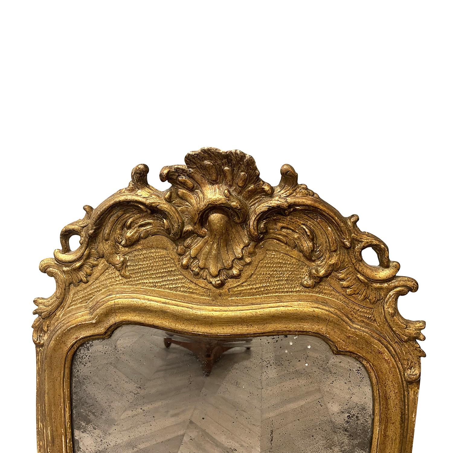 18. - 19. Jahrhundert Schwedischer Gustavianischer Vergoldeter Kiefernholz Wandspiegel aus Glas (Handgeschnitzt) im Angebot