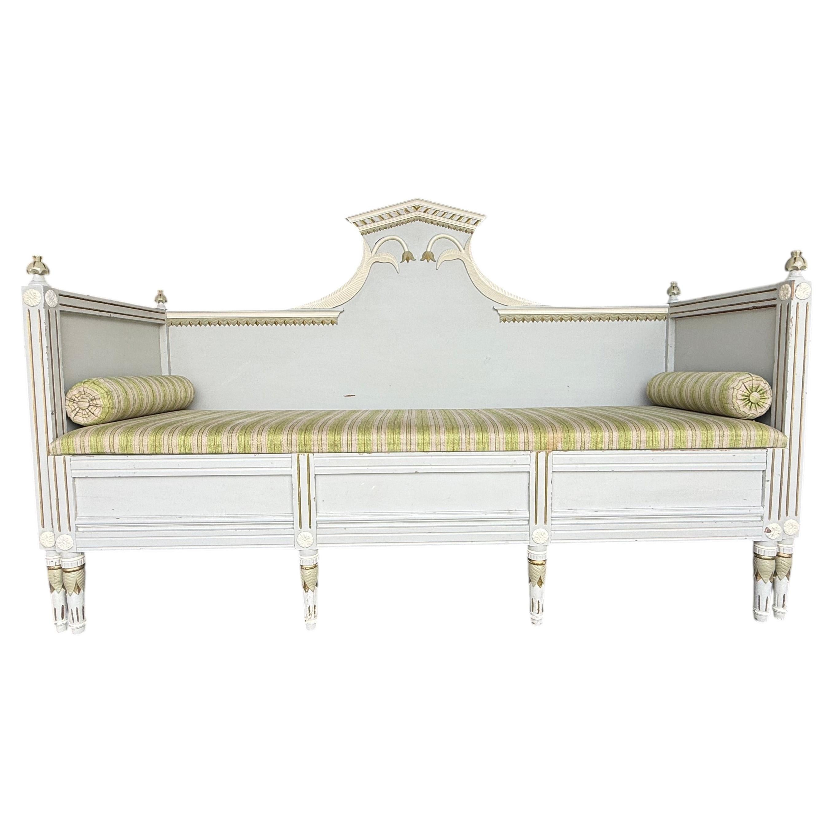 Elegante Aparador Antiguo de Caoba con Diseño Vintage en venta