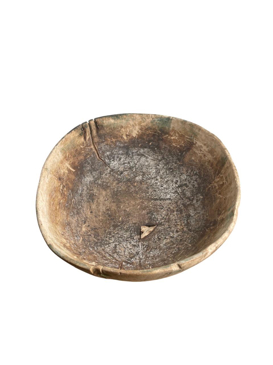 Suédois 18th/19th Century Swedish Wabi-Sabi Hand-Carved Birch Bowl with Maker’s Mark en vente