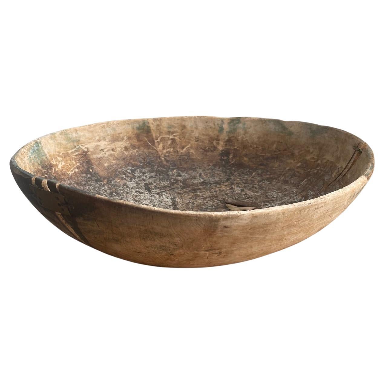 18th/19th Century Swedish Wabi-Sabi Hand-Carved Birch Bowl with Maker’s Mark en vente