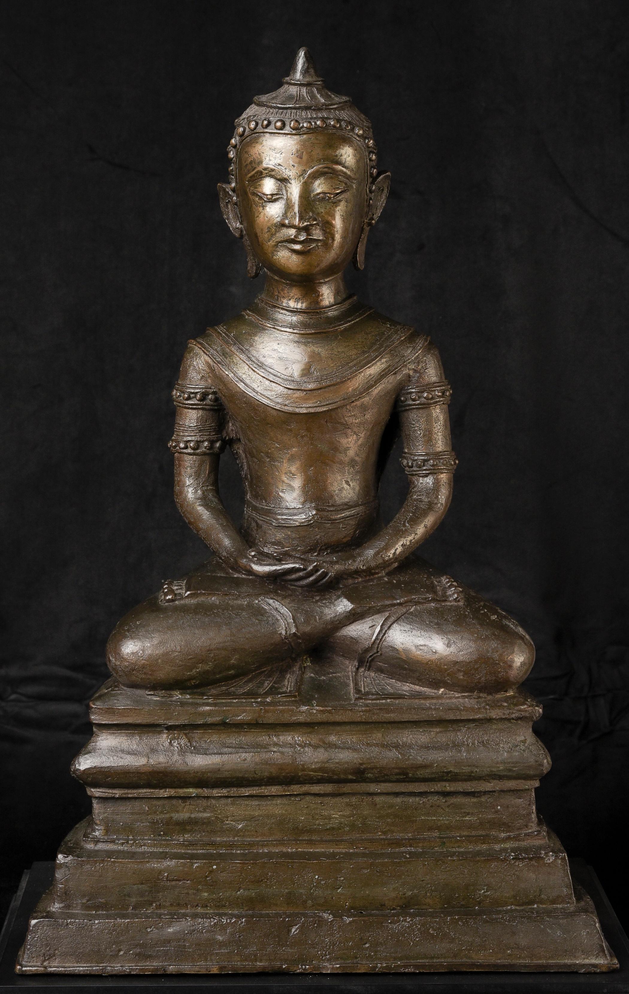 Exceptionnel et inhabituel grand bouddha birman, 18e-19e siècle

Cet imposant bouddha birman en bronze, d'une hauteur de 19 pouces, se distingue par plusieurs caractéristiques très particulières qui le distinguent des normes sculpturales