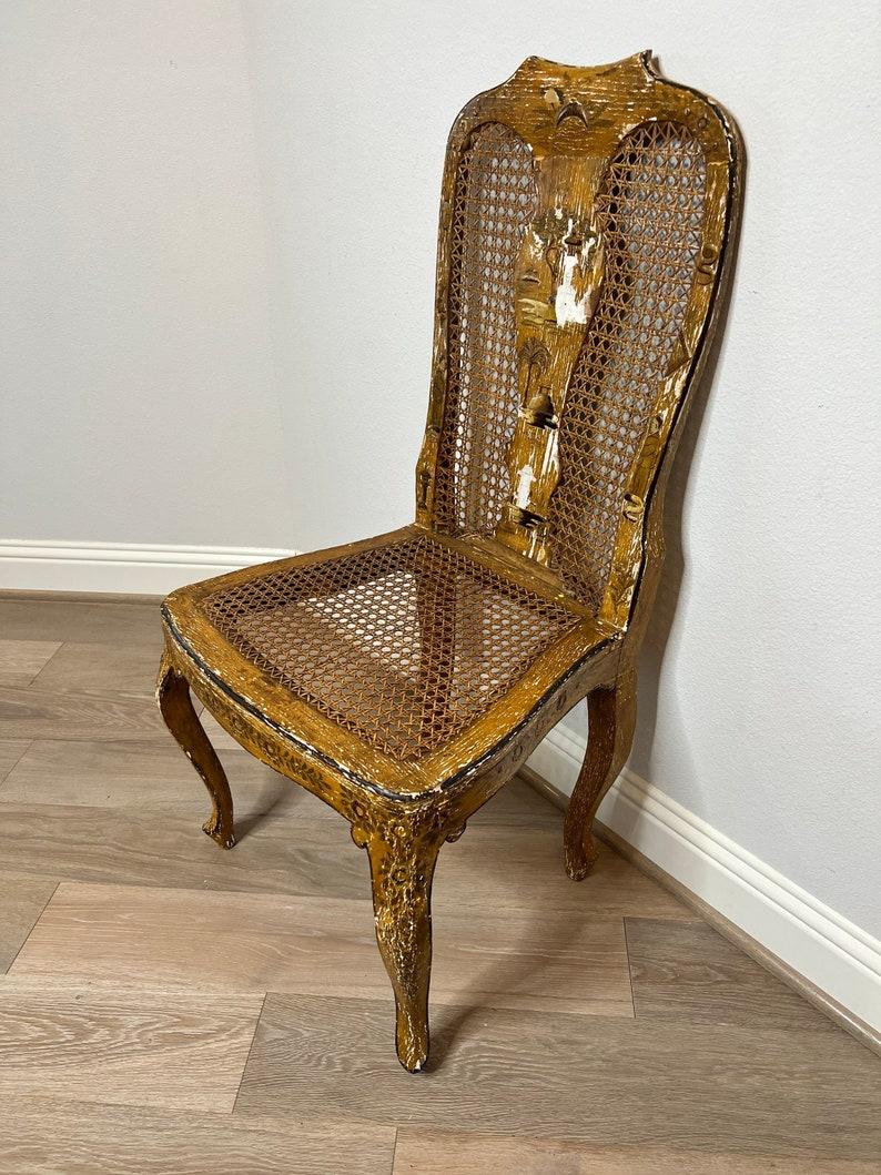 Une très charmante chaise italienne peinte à la main, sculptée et tressée en rotin, avec une belle patine d'origine très usée et en mauvais état sur l'ensemble. 

Née dans la région vénitienne du nord-est de l'Italie à la fin du 18ème siècle et au
