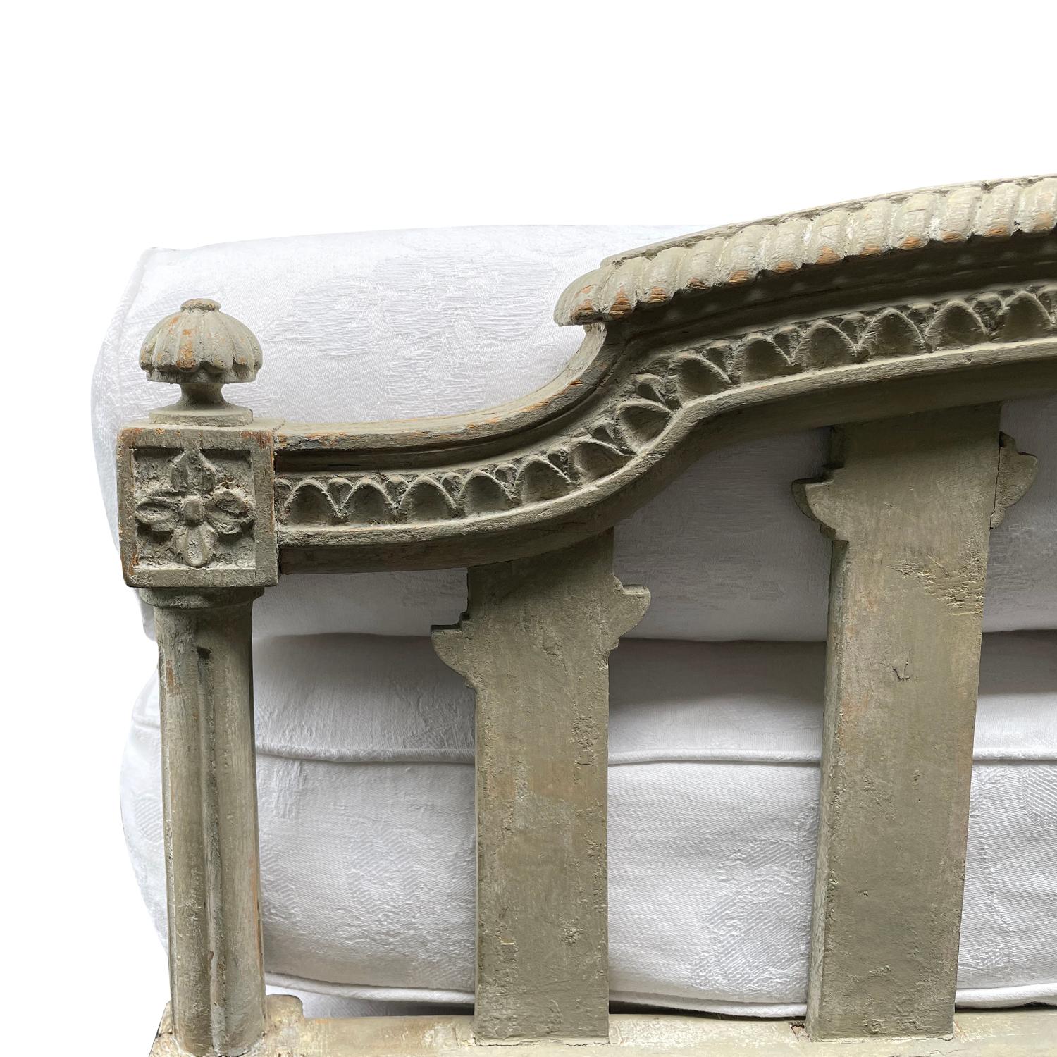 18th-19th Century White Swedish Gustavian Pinewood Daybed, Antique Sofa Bench For Sale 5
