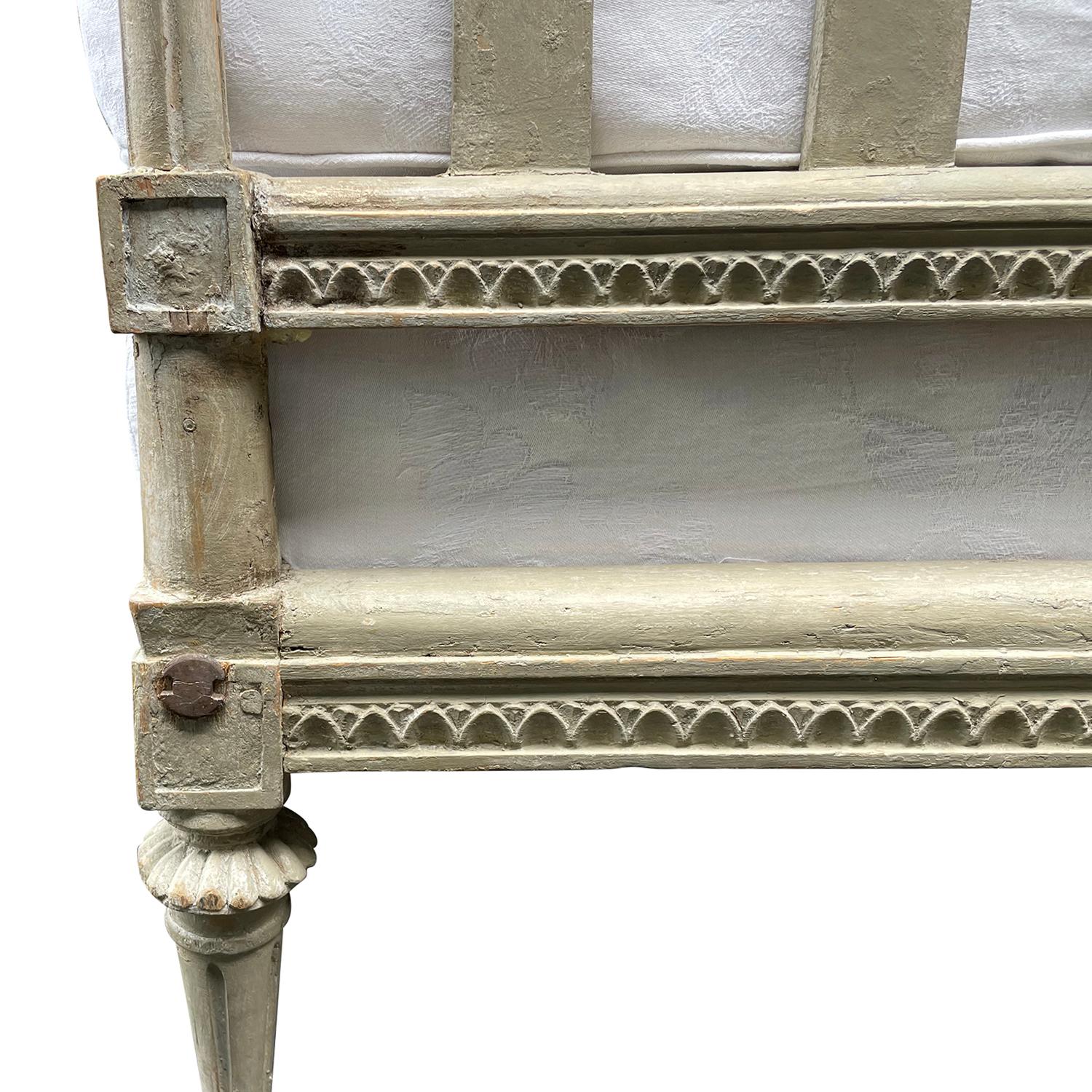 Weißes schwedisches Gustavianisches Kiefernholz-Tagesbett aus dem 18. bis 19. Jahrhundert, antike Sofabank im Angebot 6
