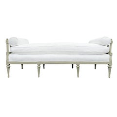 Lit de jour en bois de pin suédois gustavien blanc du 18e-19e siècle, canapé-banquette ancien