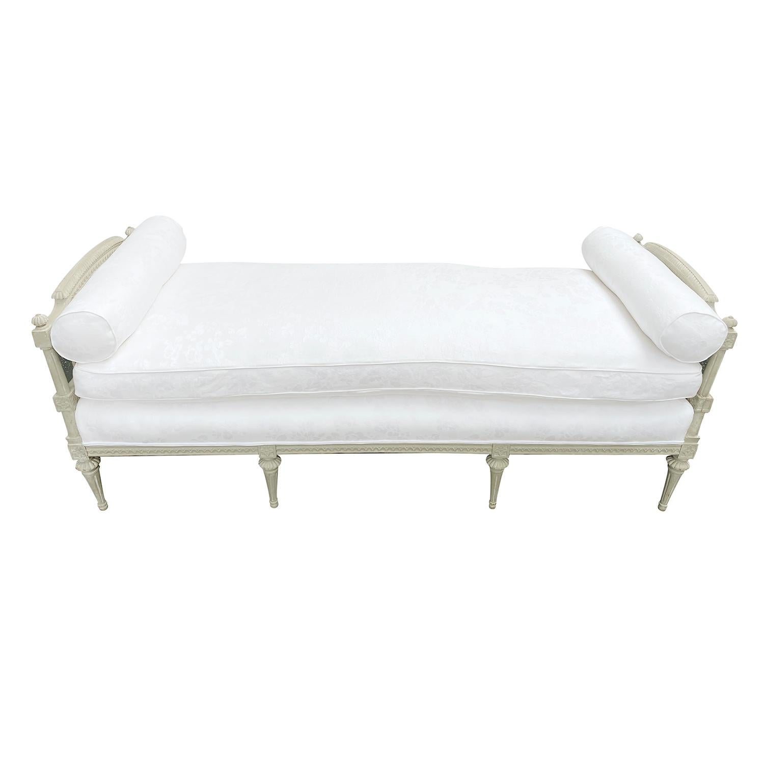 Hand-Painted 18th-19th Century White Swedish Gustavian Pinewood Daybed, Antique Sofa Bench For Sale