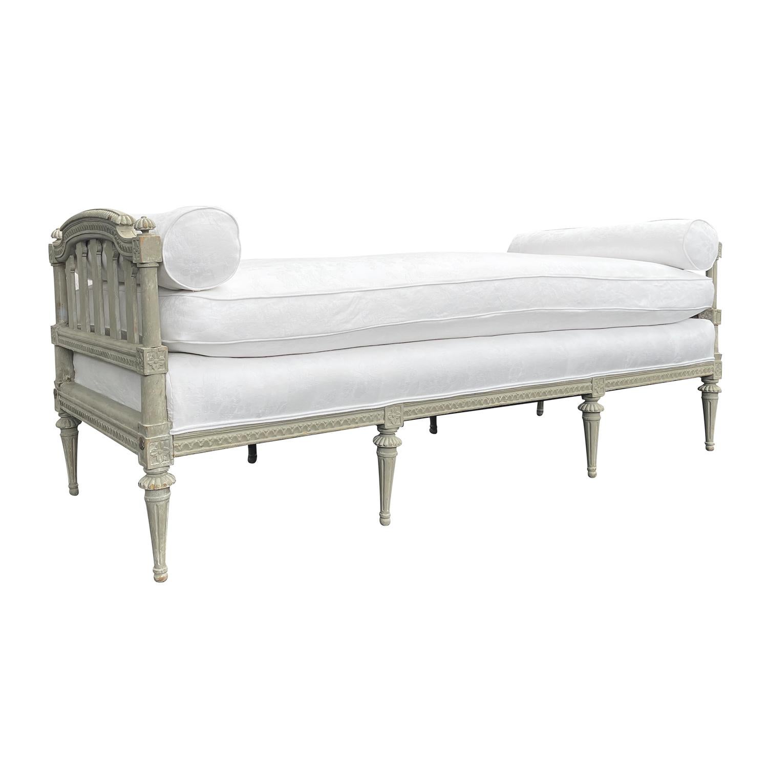 18th-19th Century White Swedish Gustavian Pinewood Daybed, Antique Sofa Bench In Good Condition For Sale In West Palm Beach, FL