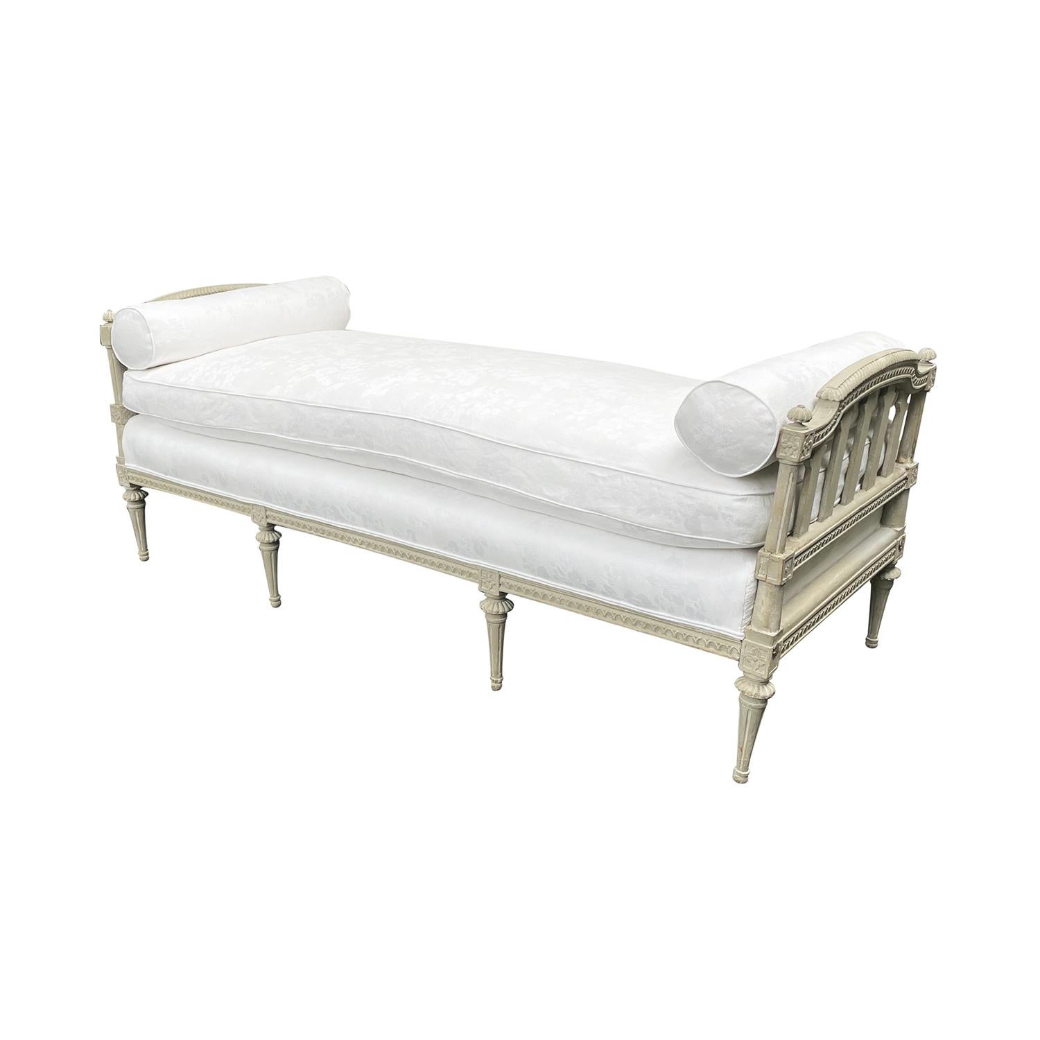 Weißes schwedisches Gustavianisches Kiefernholz-Tagesbett aus dem 18. bis 19. Jahrhundert, antike Sofabank (Baumwolle) im Angebot