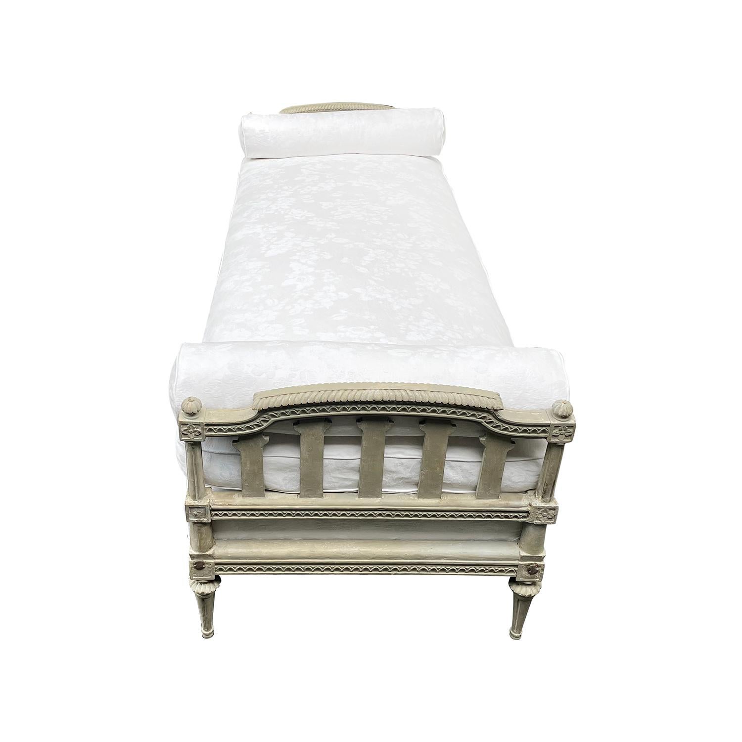 Weißes schwedisches Gustavianisches Kiefernholz-Tagesbett aus dem 18. bis 19. Jahrhundert, antike Sofabank im Angebot 1