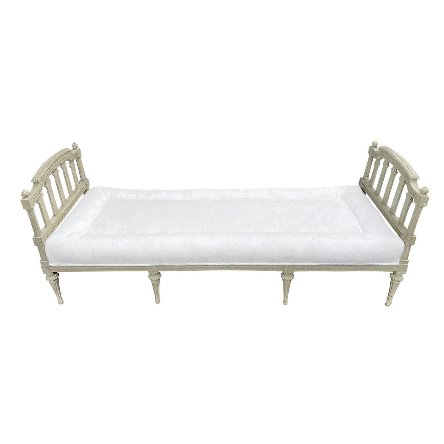 Weißes schwedisches Gustavianisches Kiefernholz-Tagesbett aus dem 18. bis 19. Jahrhundert, antike Sofabank im Angebot 2
