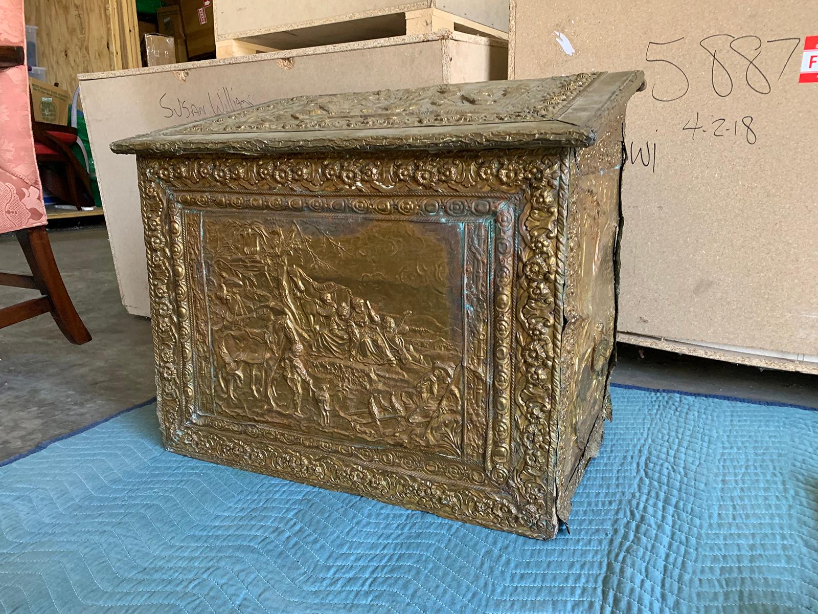 Scatola di legno del XVIII-XIX secolo con ottone repoussé In condizioni buone in vendita a Atlanta, GA