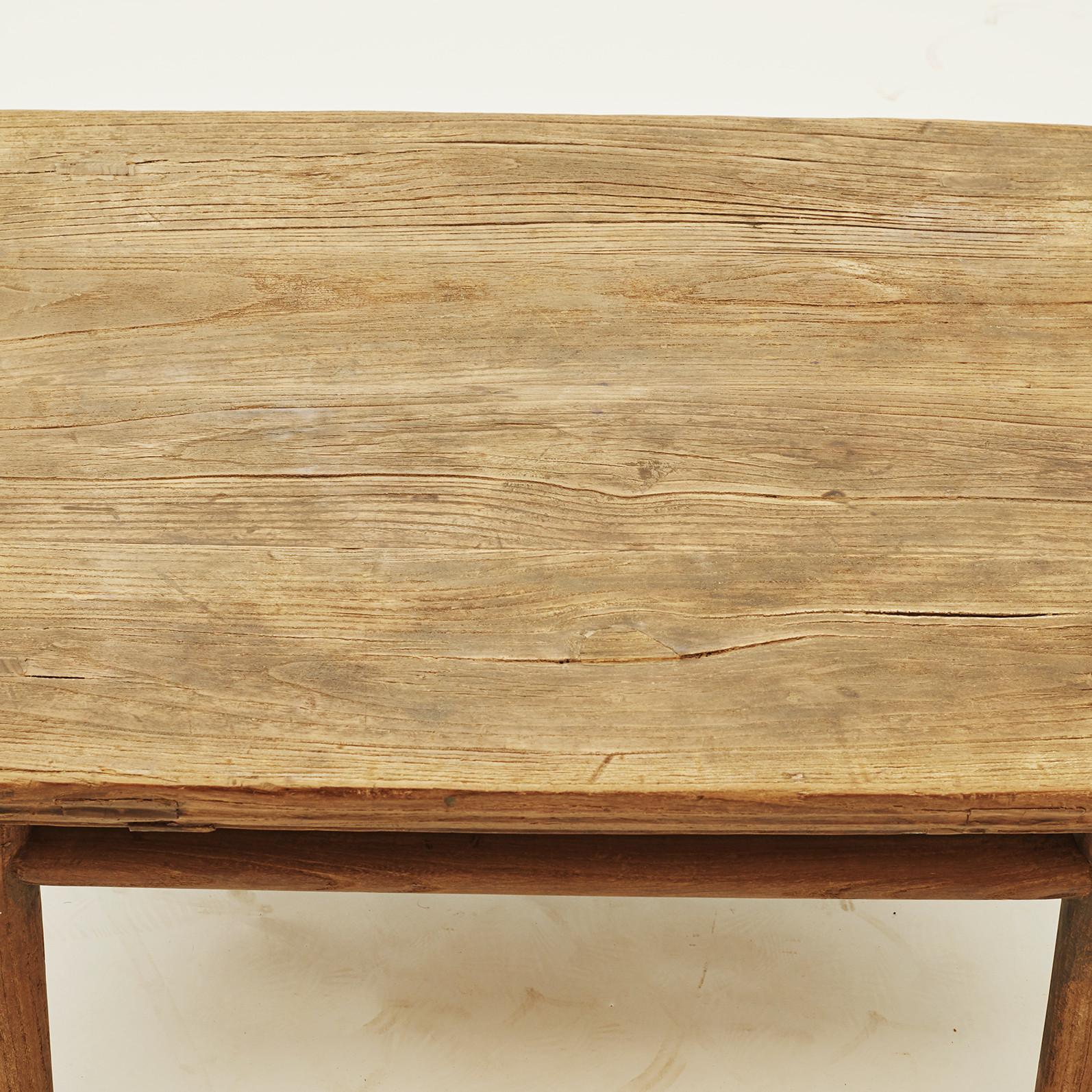 Coffee table made of elm wood. Time has given the table a very charming expression with a natural patina. Excellent craftsmanship. The table top is 5 cm thick with a sub-profile that gives a lighter expression. 