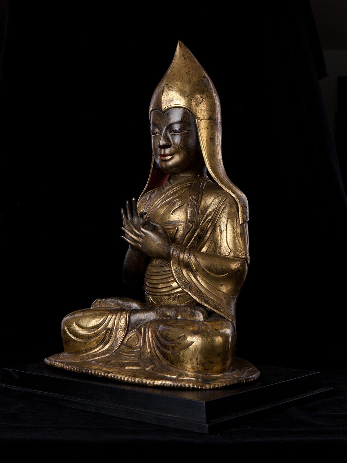 Magnifica figura di Tsongkhapa in rame Repoussé della Mongolia del XVIII/19° secolo

Una monumentale ed eccezionalmente bella figura mongola di Tsongkhapa, risalente al XVIII/XIX secolo e che si distingue per le sue dimensioni impressionanti, la