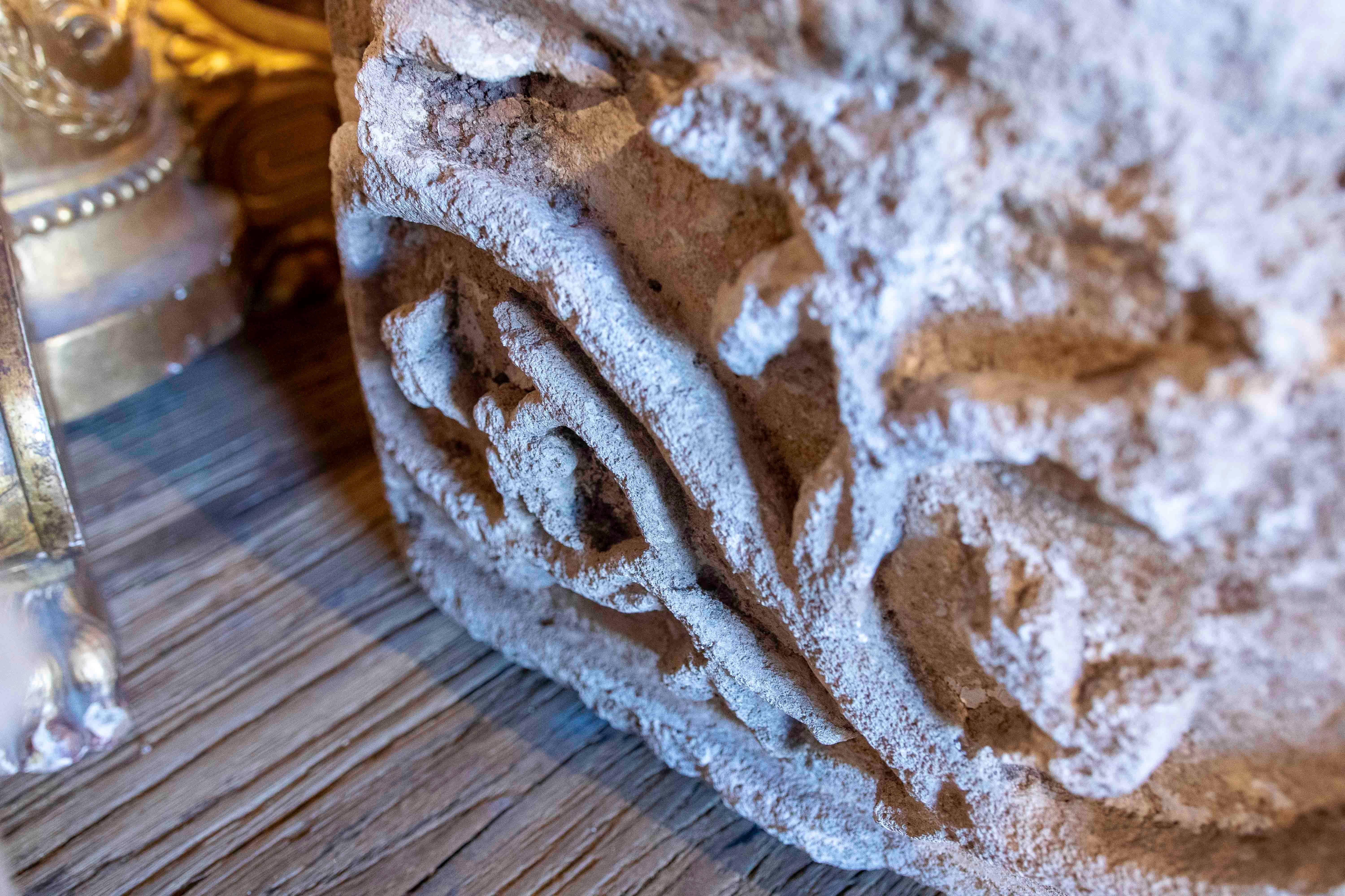 XVIII Fragmento arquitectónico antiguo de piedra tallada con decoración escultórica en venta 4