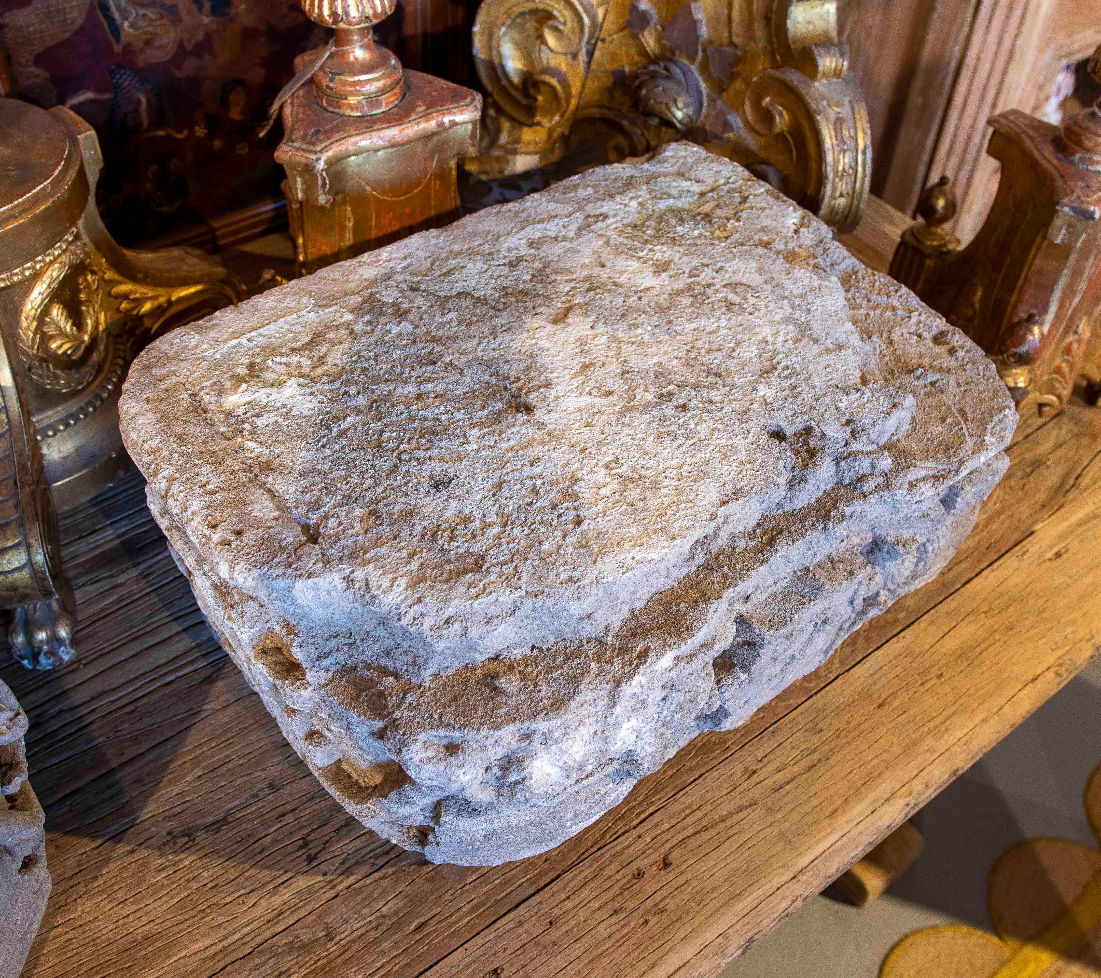 XVIII Fragmento arquitectónico antiguo de piedra tallada con decoración escultórica en venta 5