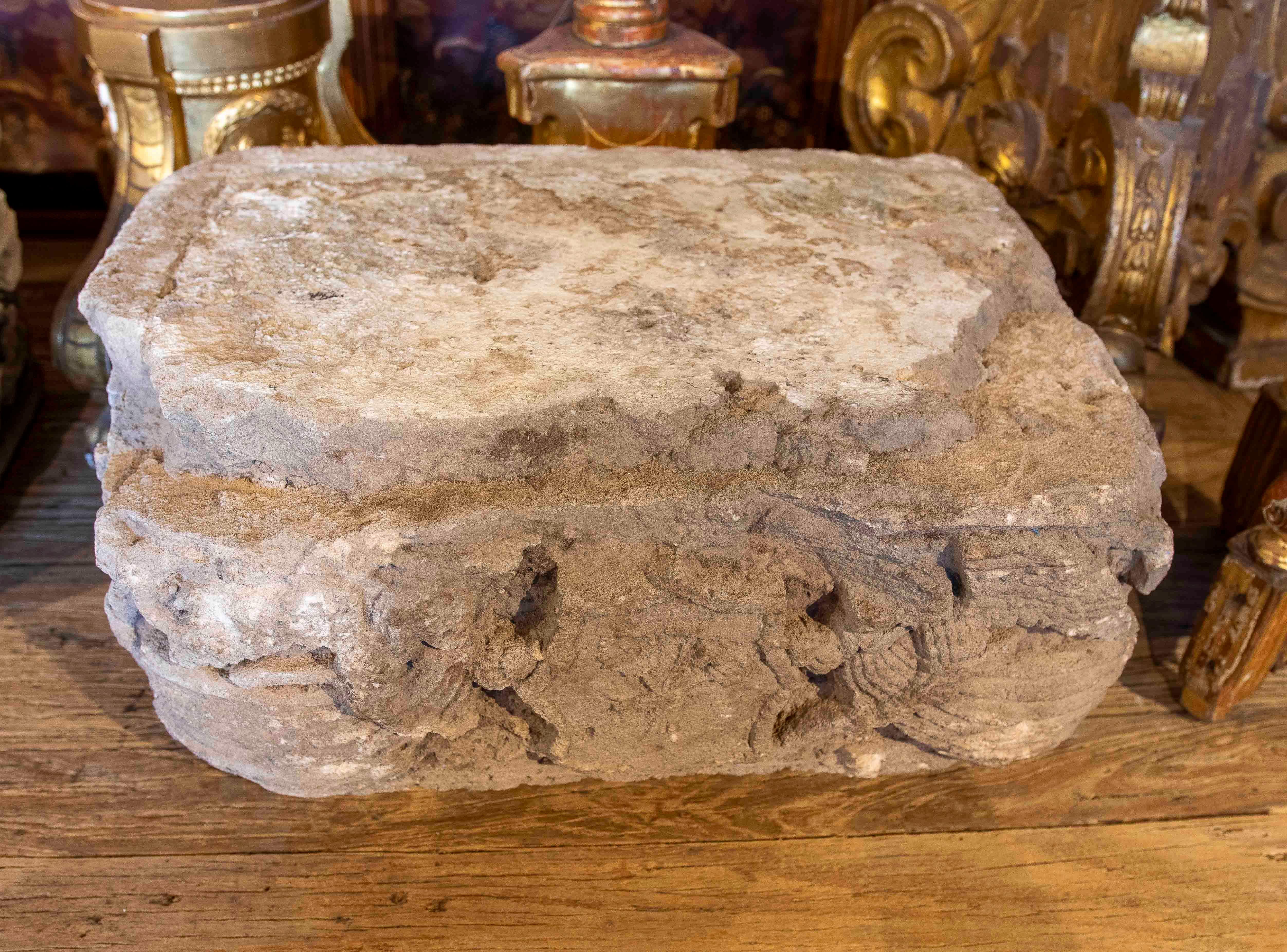 XVIII Fragmento arquitectónico antiguo de piedra tallada con decoración escultórica Español en venta