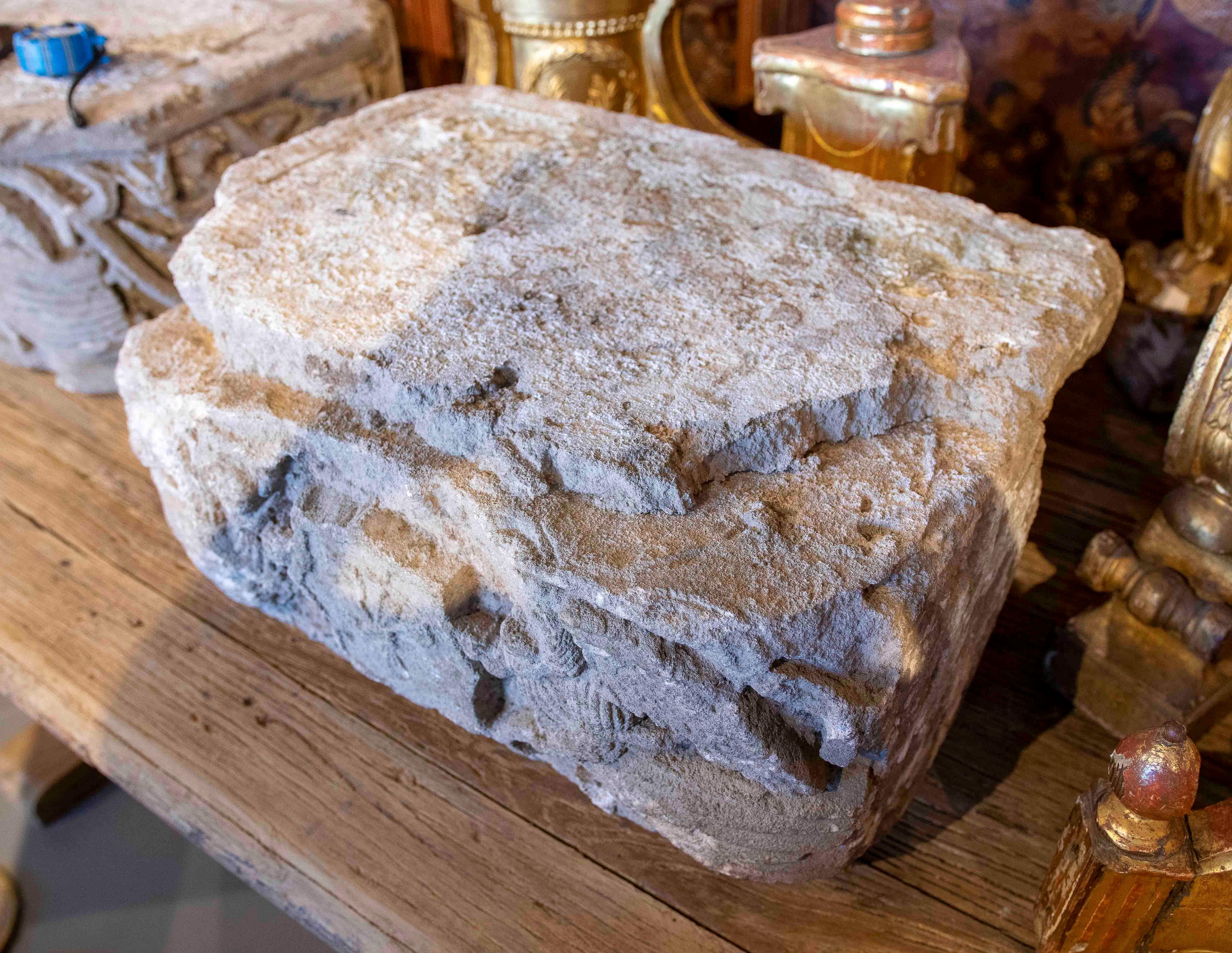 XVIII Fragmento arquitectónico antiguo de piedra tallada con decoración escultórica Tallado a mano en venta