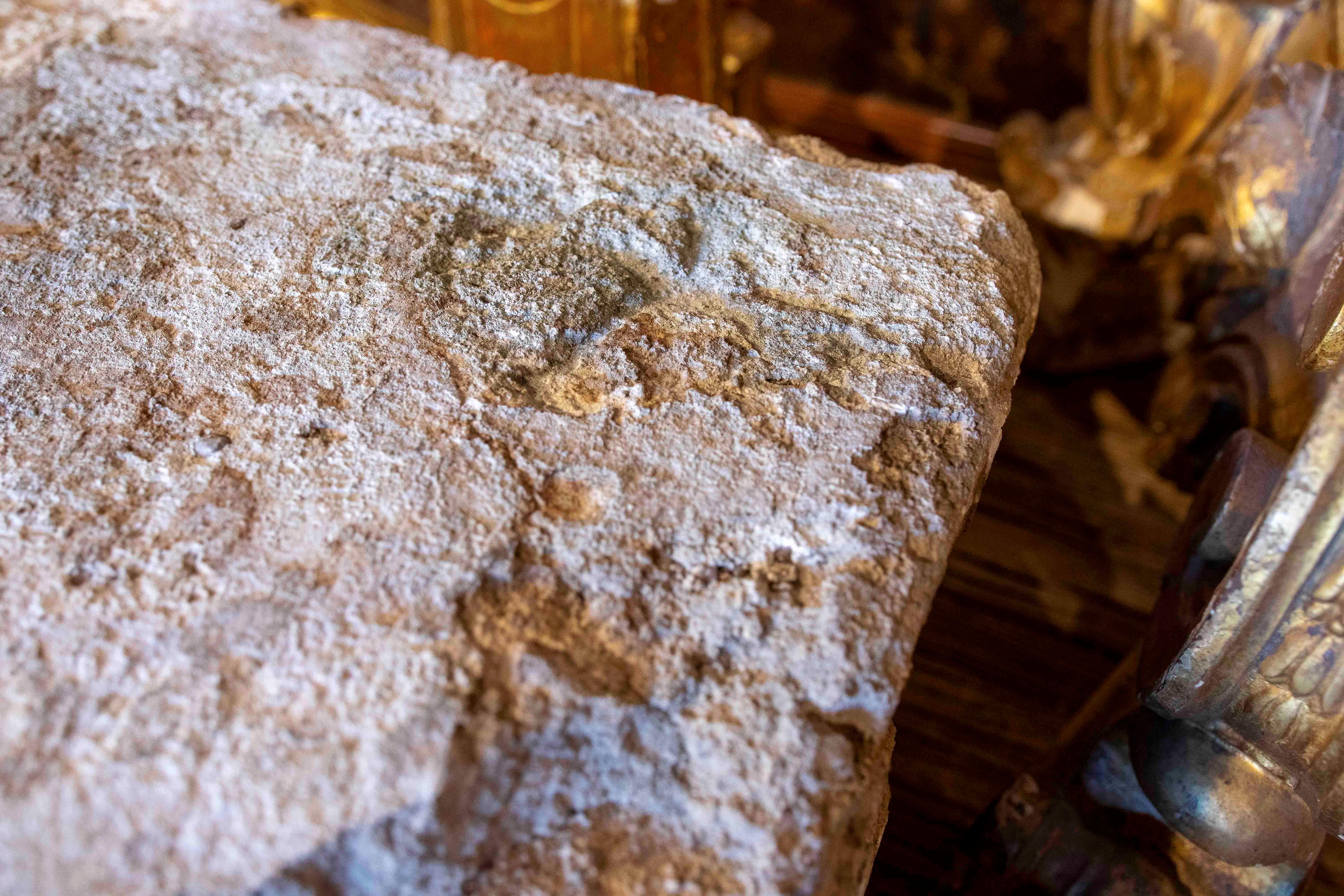 XVIII Fragmento arquitectónico antiguo de piedra tallada con decoración escultórica en Bueno estado para la venta en Marbella, ES
