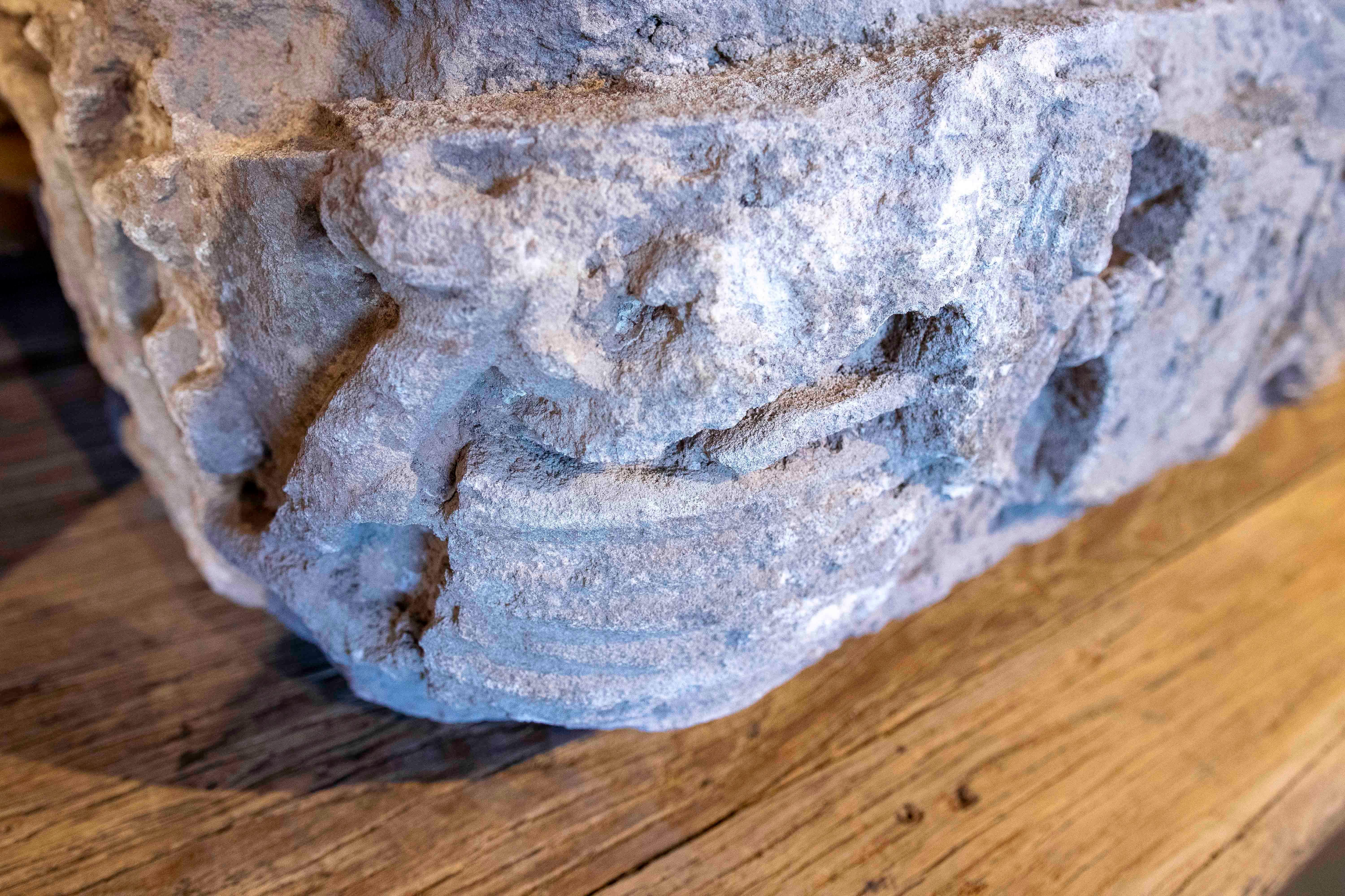 XVIII Fragmento arquitectónico antiguo de piedra tallada con decoración escultórica en venta 1