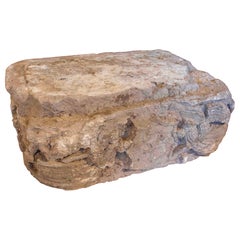 18. Antikes architektonisches Fragment aus behauenem Stein mit bildhauerischer Verzierung