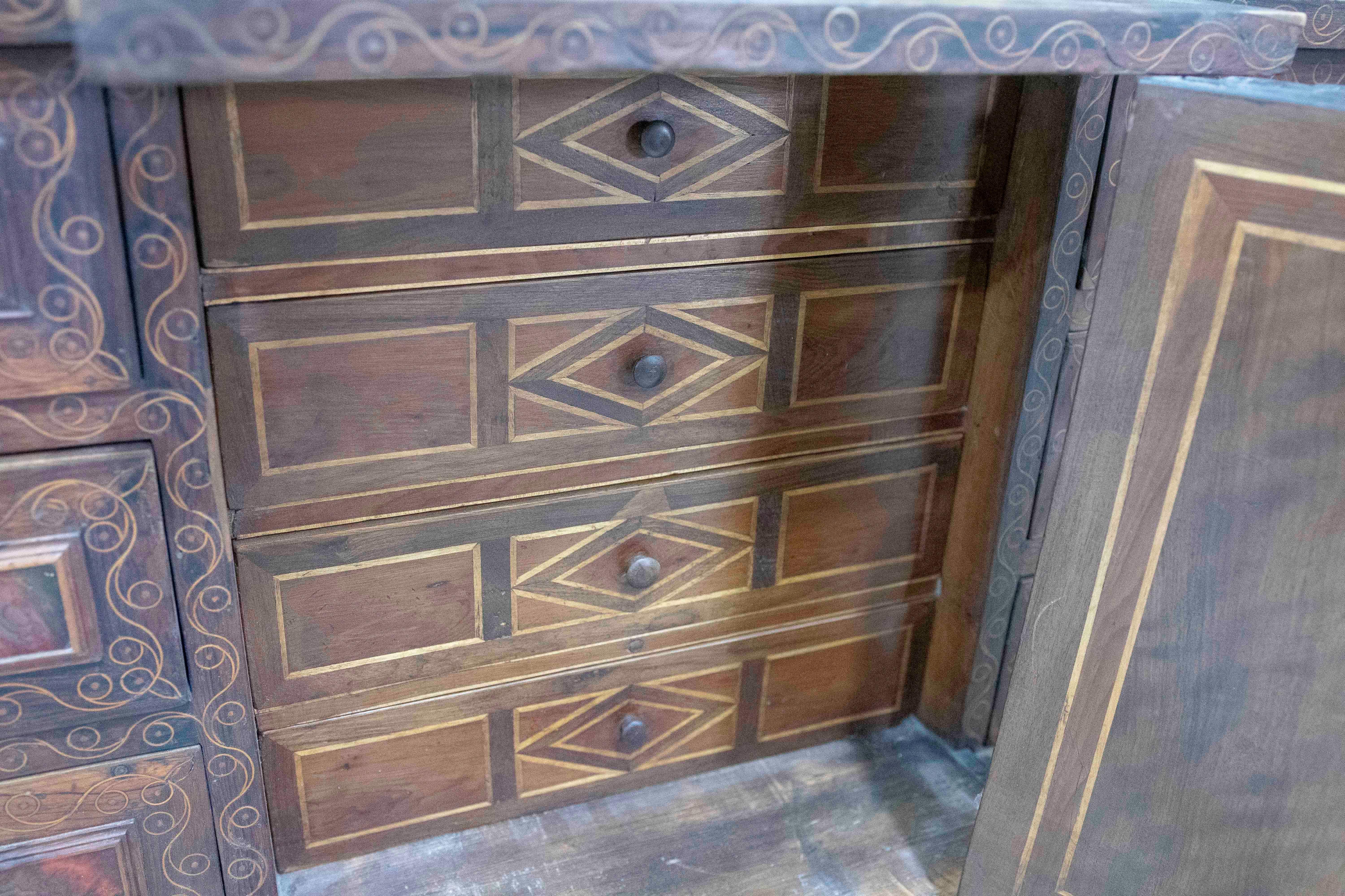 18th Antique Spanish Wooden Chest with Inlays and a Central Chapel In Good Condition For Sale In Marbella, ES