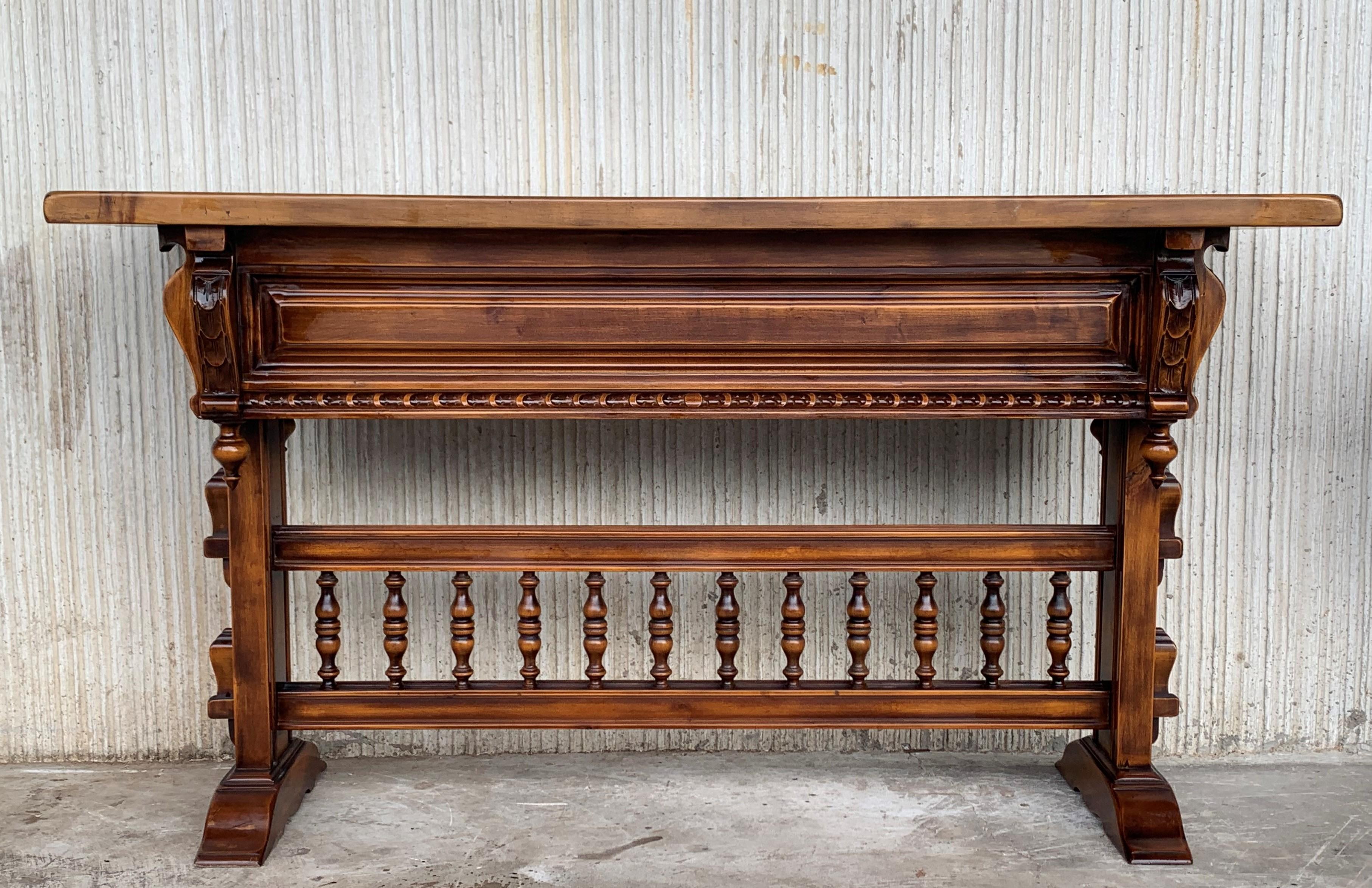 table console baroque espagnole du XVIIIe siècle en noyer avec trois tiroirs sculptés et un châssis.