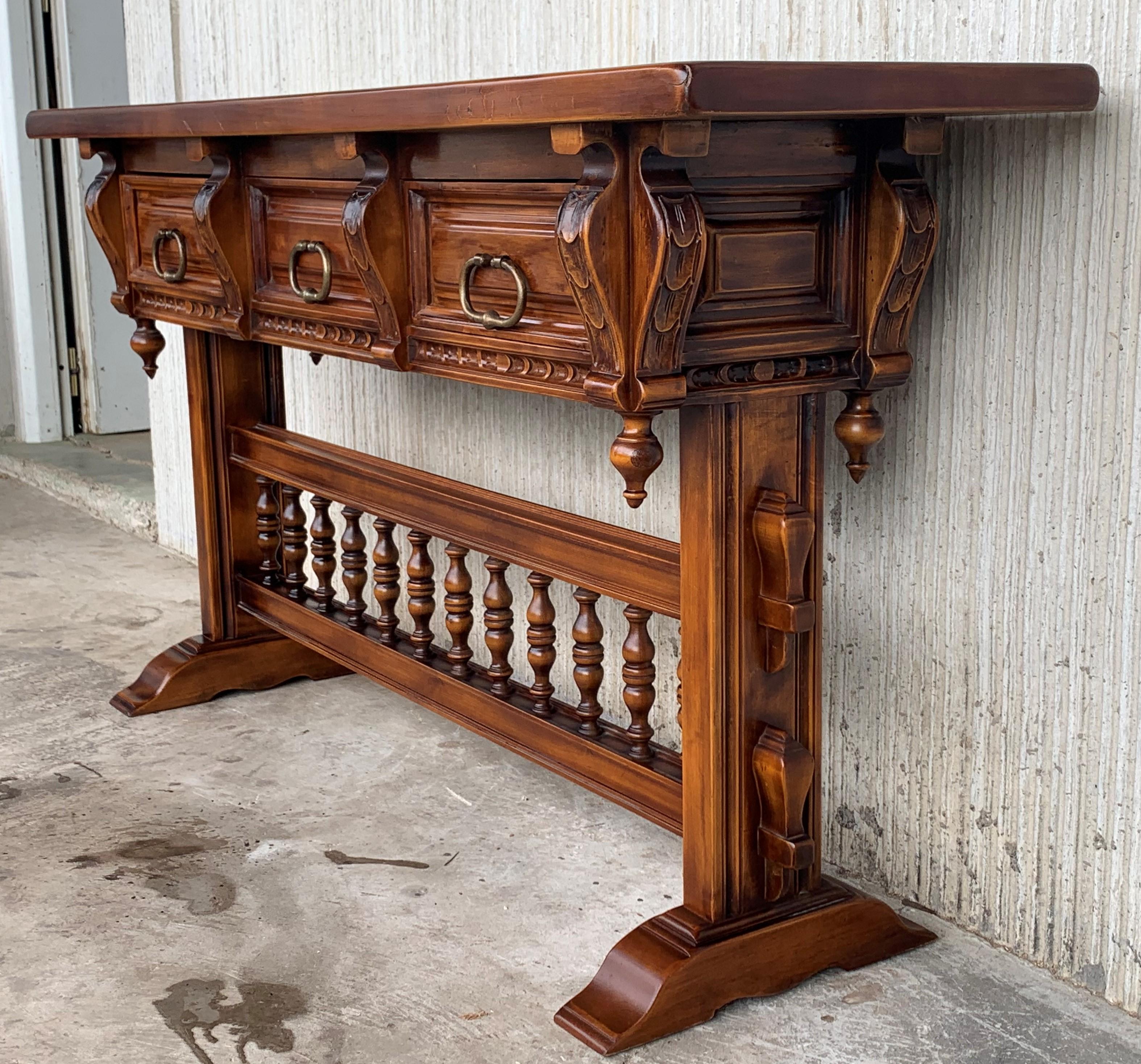 XVIIIe siècle Table console baroque en noyer avec trois tiroirs sculptés et traverse extensible en vente
