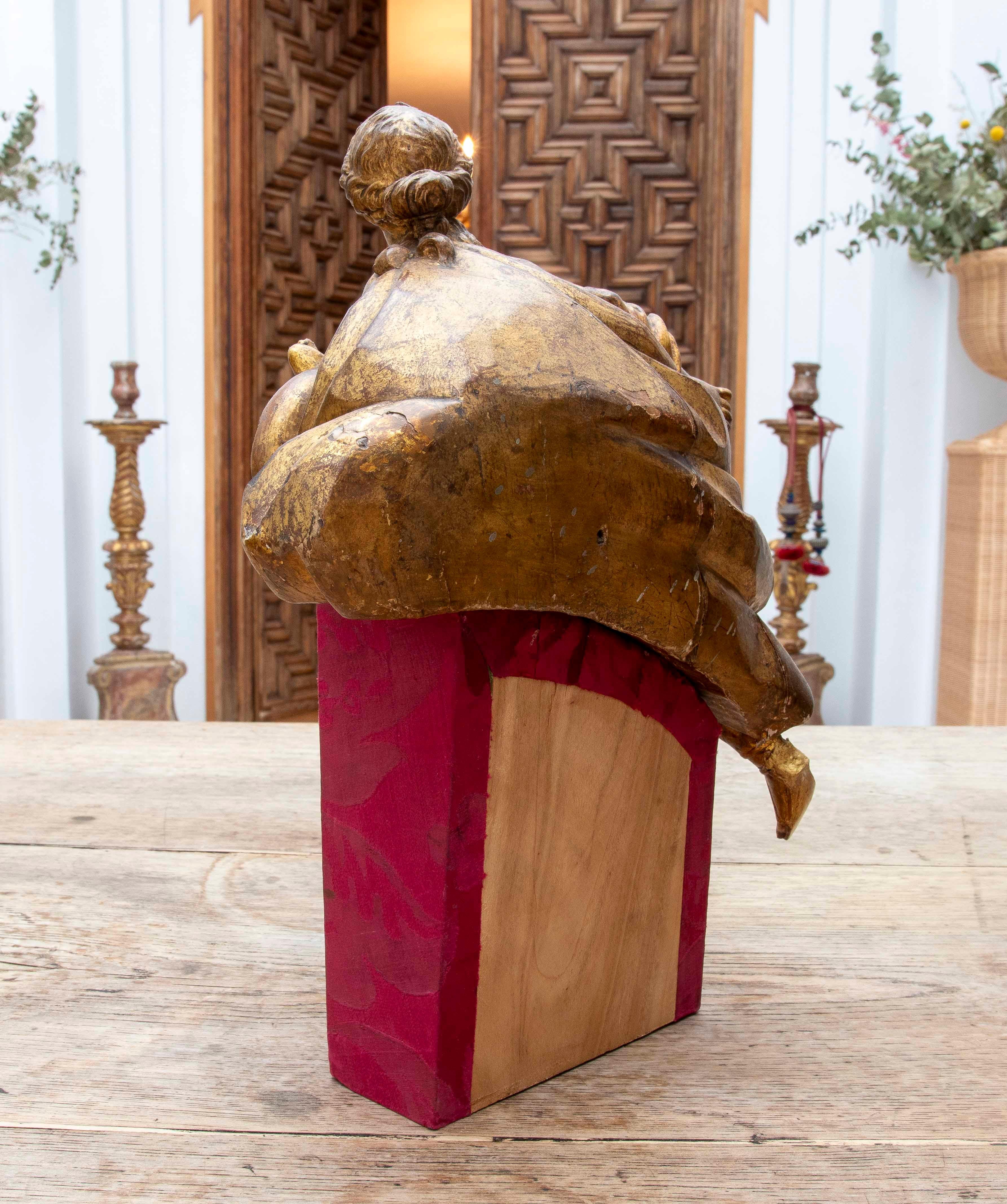18th Baroque Sculpture of an Allegorical Female Figure in Carved and Gilded Wood In Good Condition For Sale In Marbella, ES