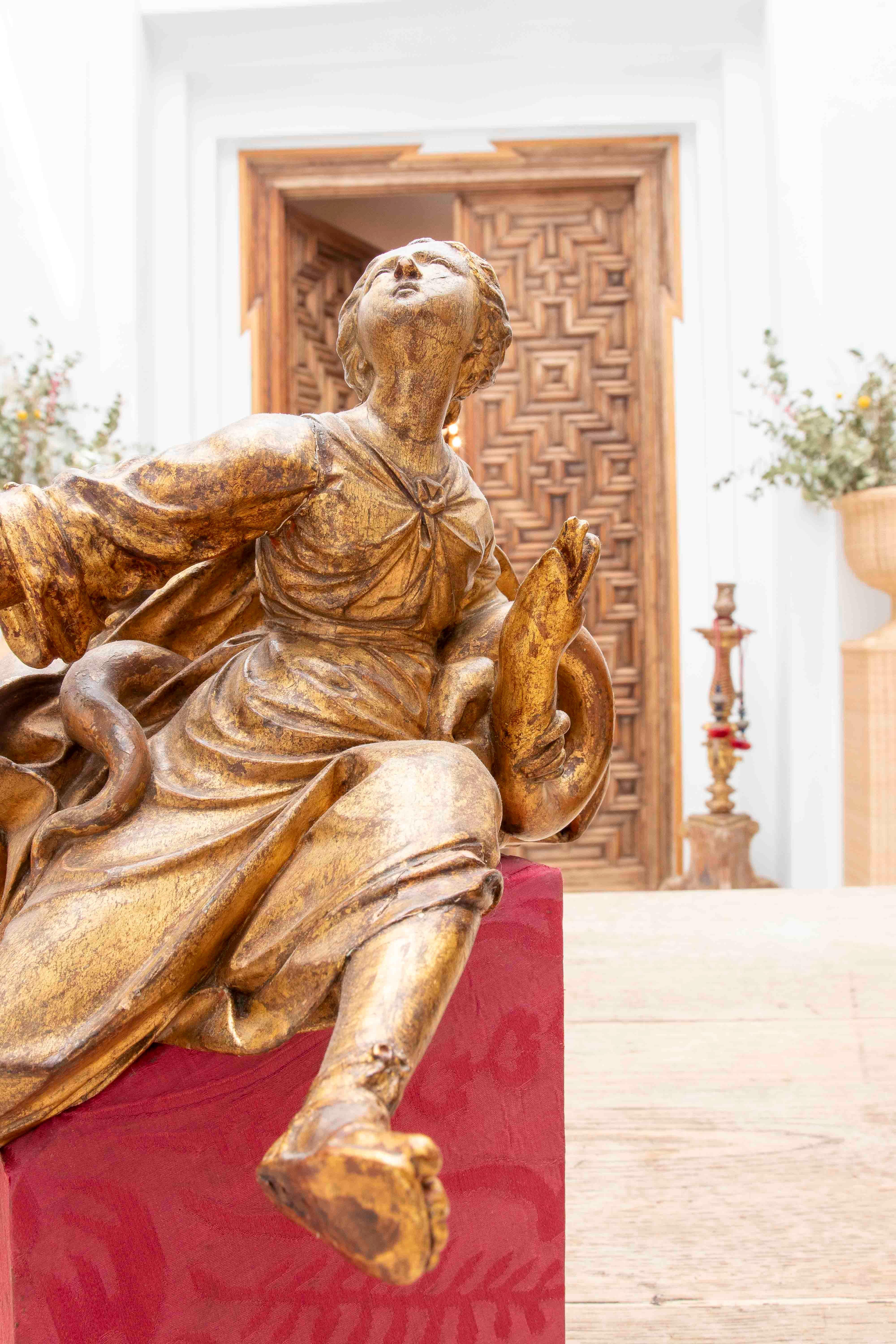 18th Baroque Sculpture of an Allegorical Female Figure in Carved and Gilded Wood For Sale 1