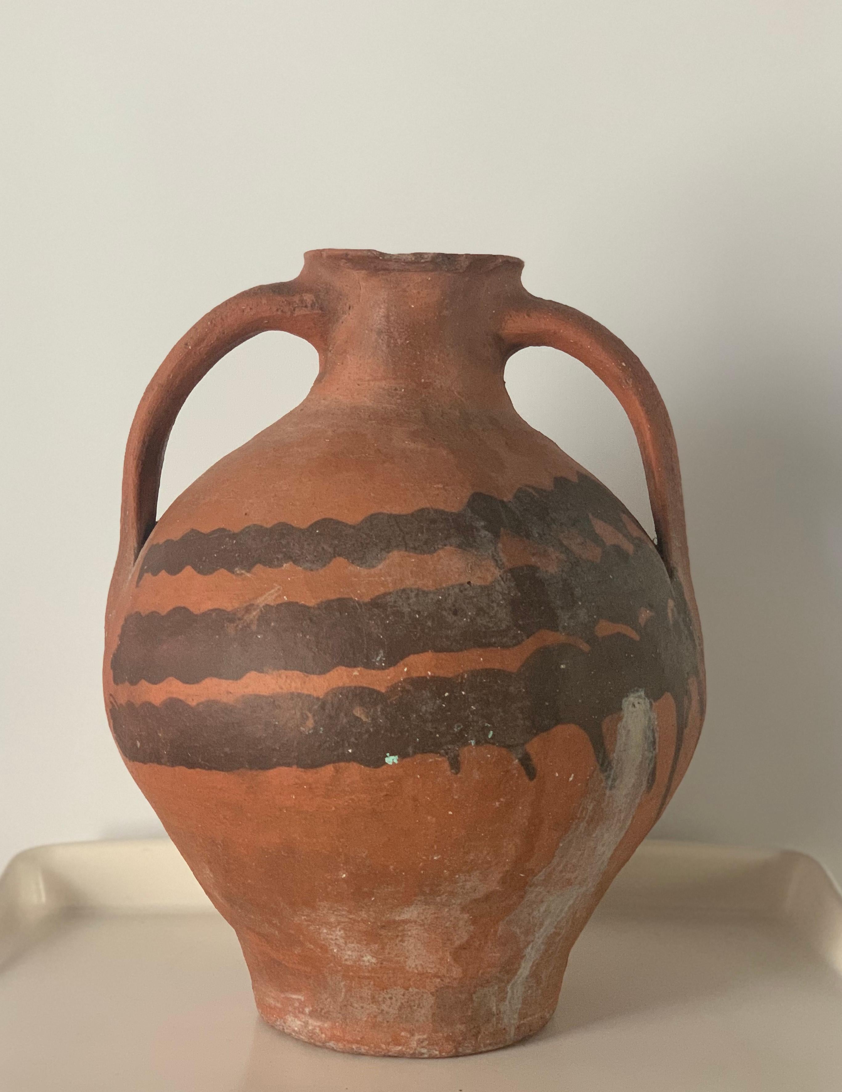 Rare red pitcher ‘cantaro’ from Calanda, Aragon-Zaragoza area of Spain, circa 1750 a rare piece from a Private collection. Other examples can be seen in the Museo de Zaragoza.
With gorgeous original patina, this jar features the characteristic