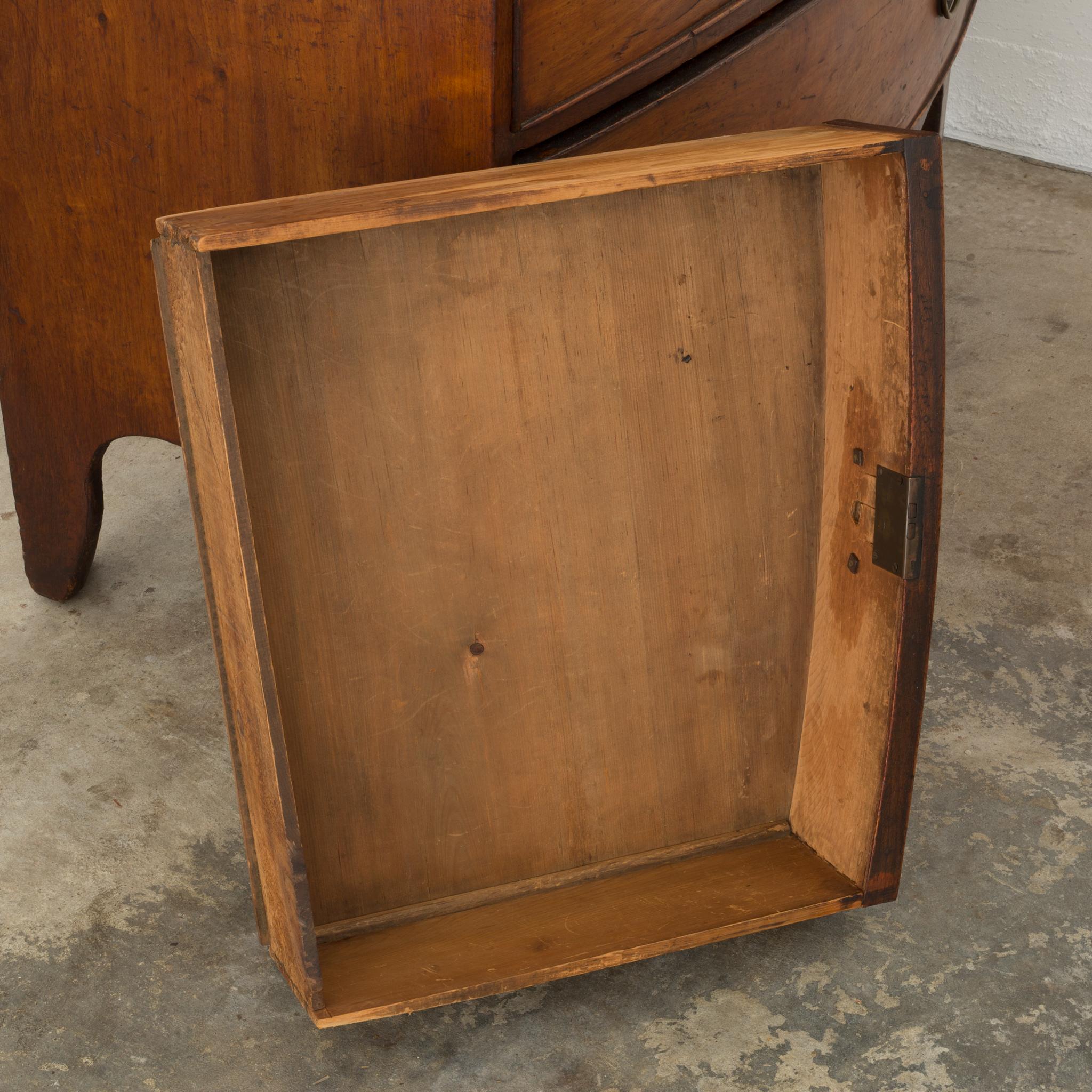 18th Century American Federal Mahogany Bow Front Chest, circa 1780 5