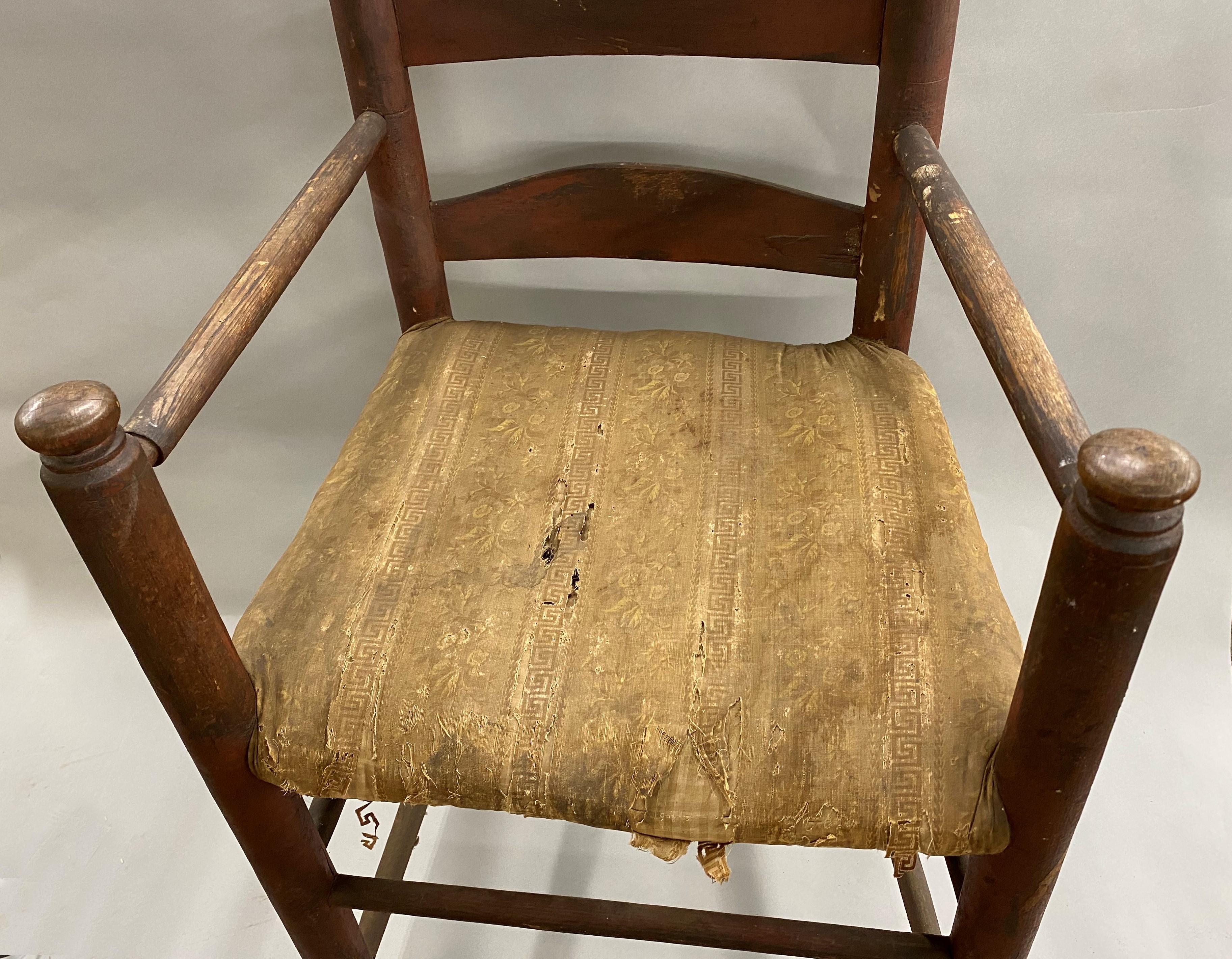 Amerikanischer Sessel mit Leiterrückenlehne aus dem 18. Jahrhundert in roter Altschlifffarbe (amerikanisch) im Angebot