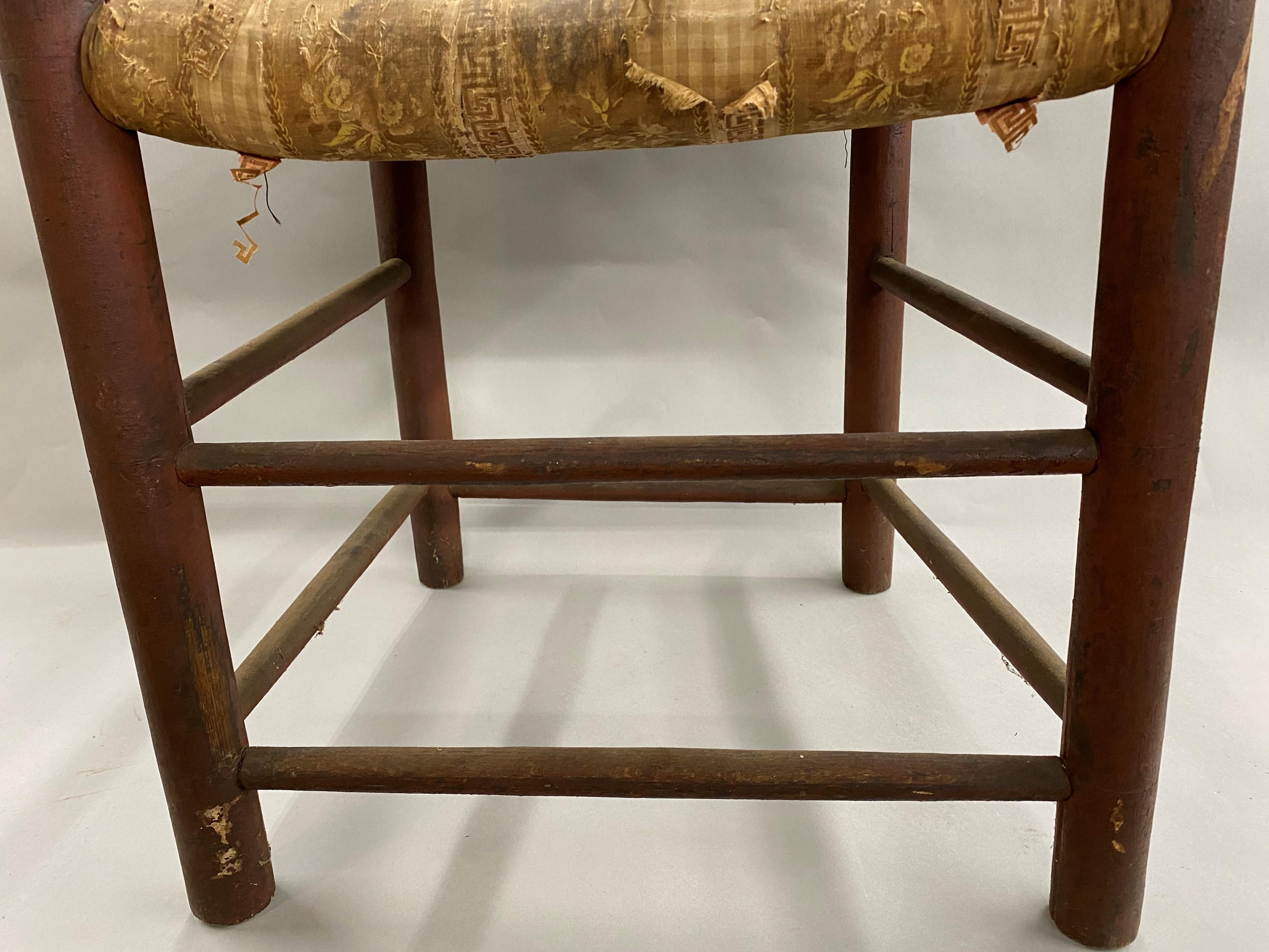 Peint à la main Fauteuil américain du 18ème siècle à dossier en échelle et peinture rouge poussiéreux ancienne en vente