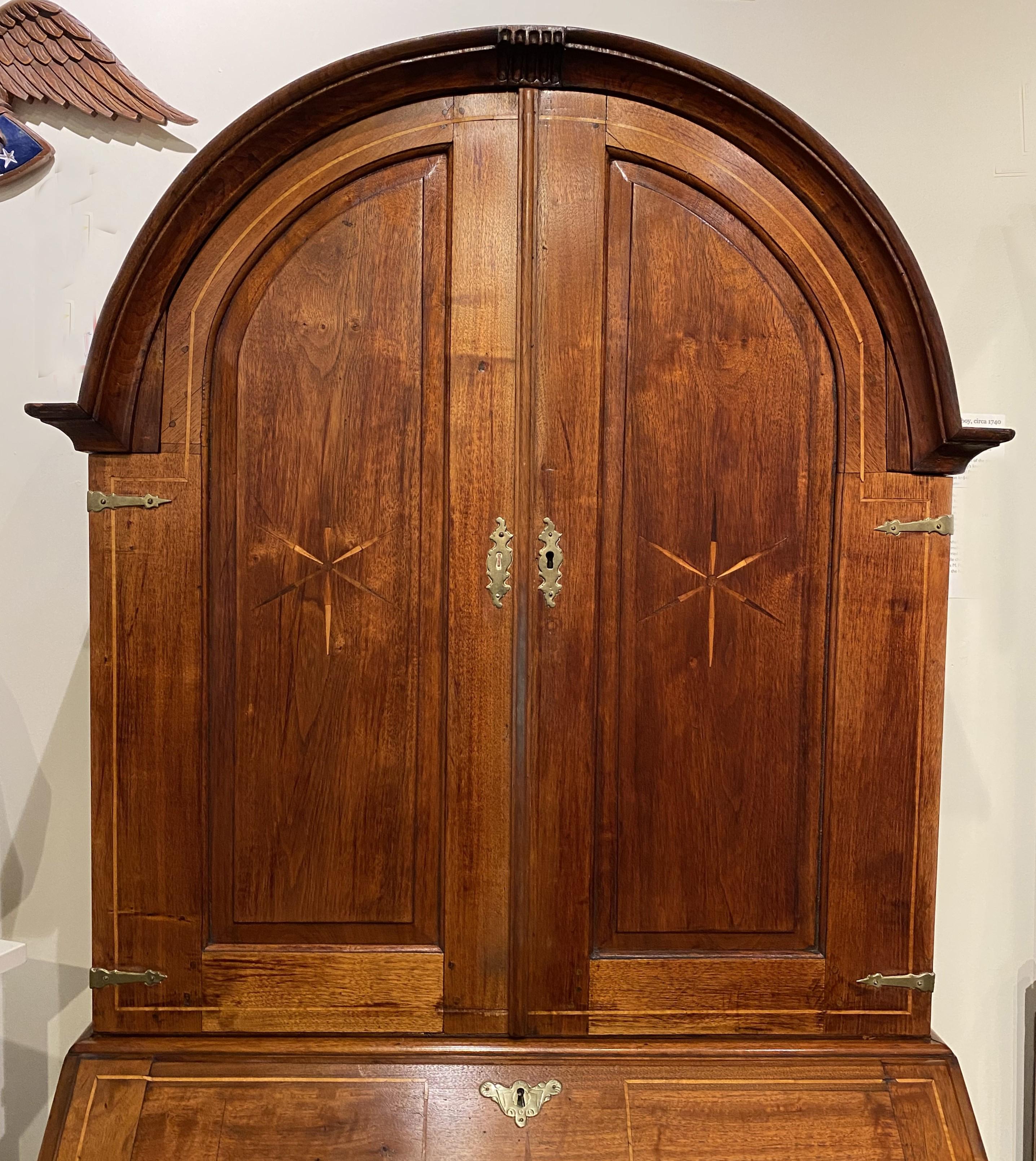 Segretaria a cupola in mogano americano di forma meravigliosa, con cassa superiore con cornice modanata e due ante a incastro, che si aprono su un interno a scomparti con cassetti verticali e orizzontali aperti e cinque cassetti a incastro, su una