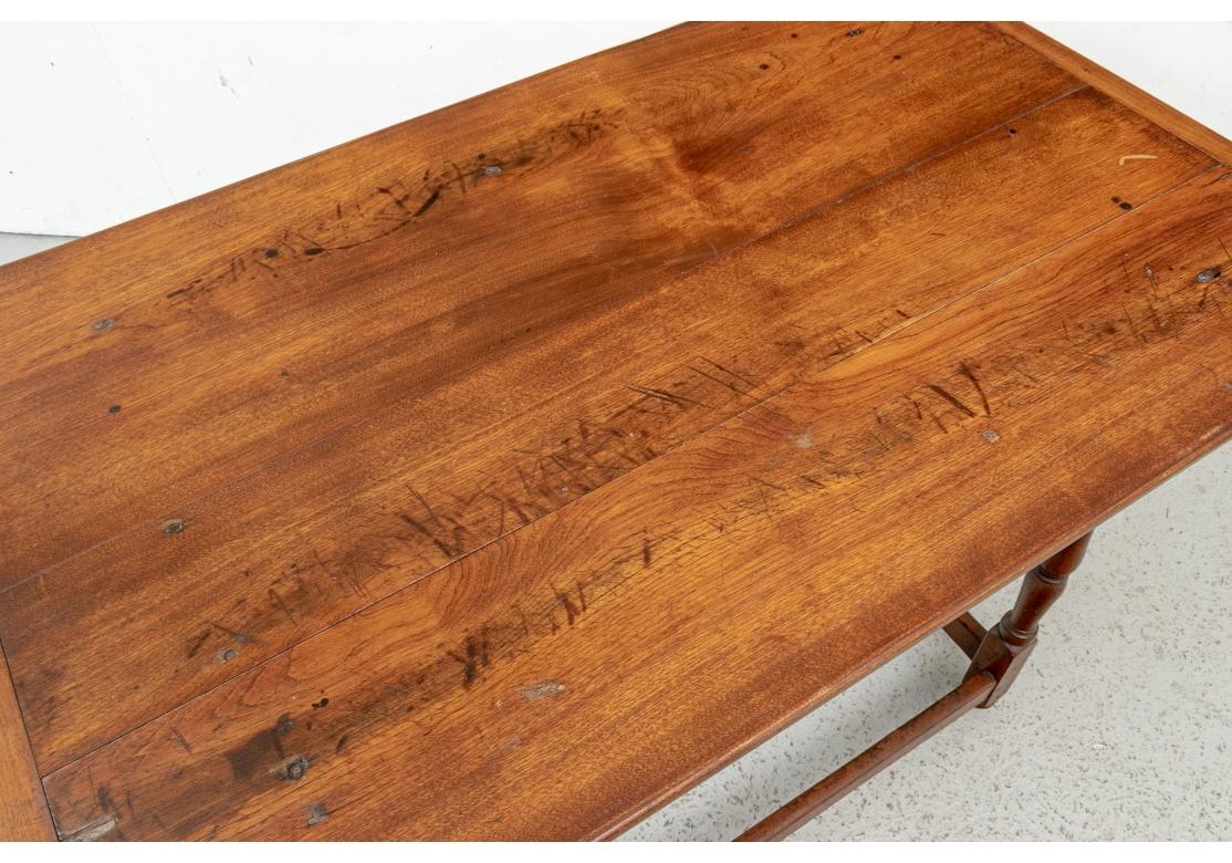 Table de taverne du 18ème siècle en noyer américain  en vente 3