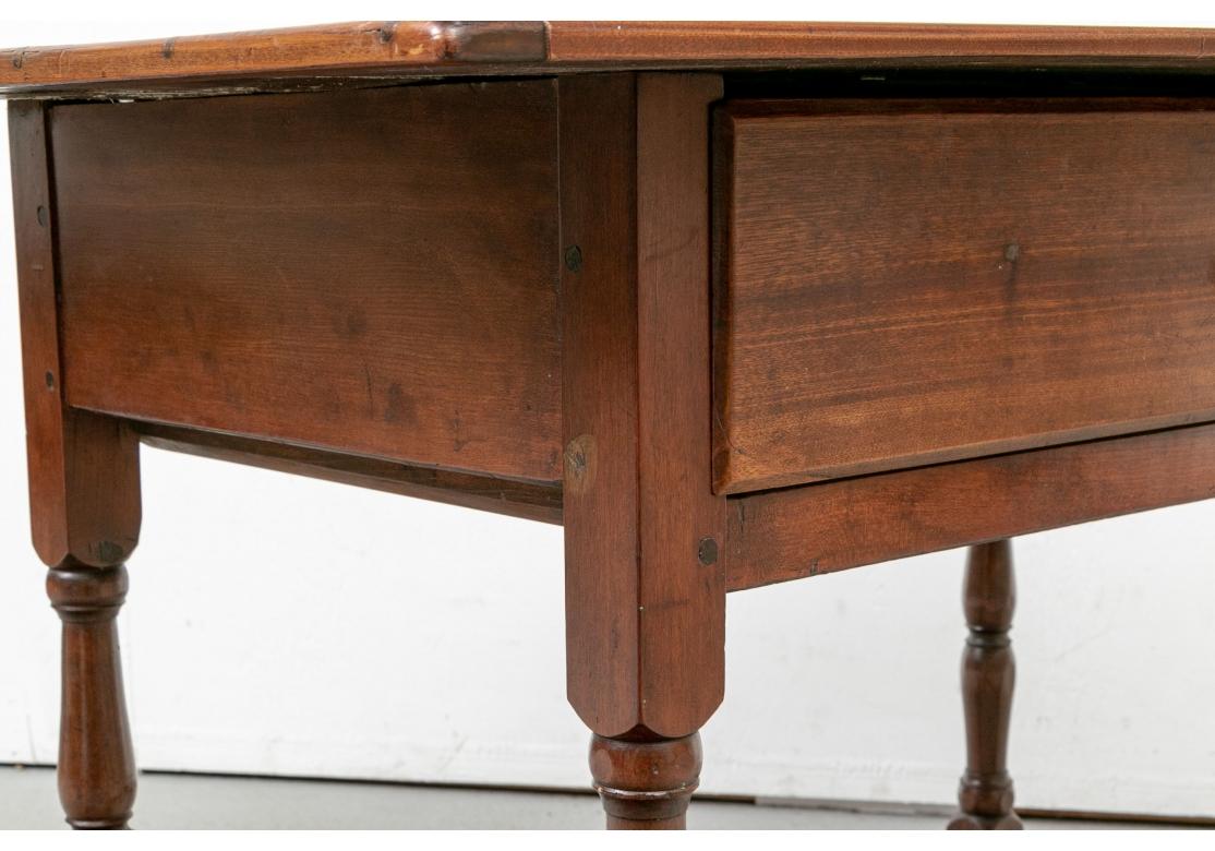 Noyer Table de taverne du 18ème siècle en noyer américain  en vente
