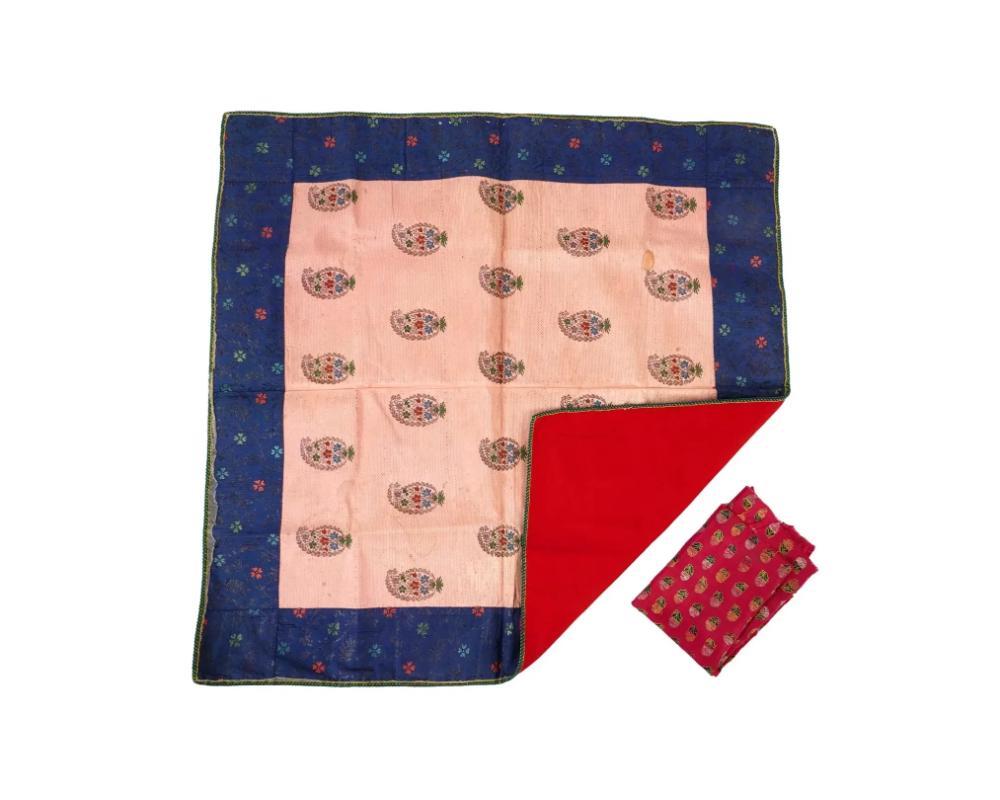 Un lotto di due antichi tessuti ricamati a mano. Circa 18° secolo. Il primo tessuto è disegnato con uno sfondo beige chiaro al centro e uno sfondo blu sui bordi. Il secondo ha uno sfondo rosso. Ogni tessuto è decorato con motivi floreali tessuti a