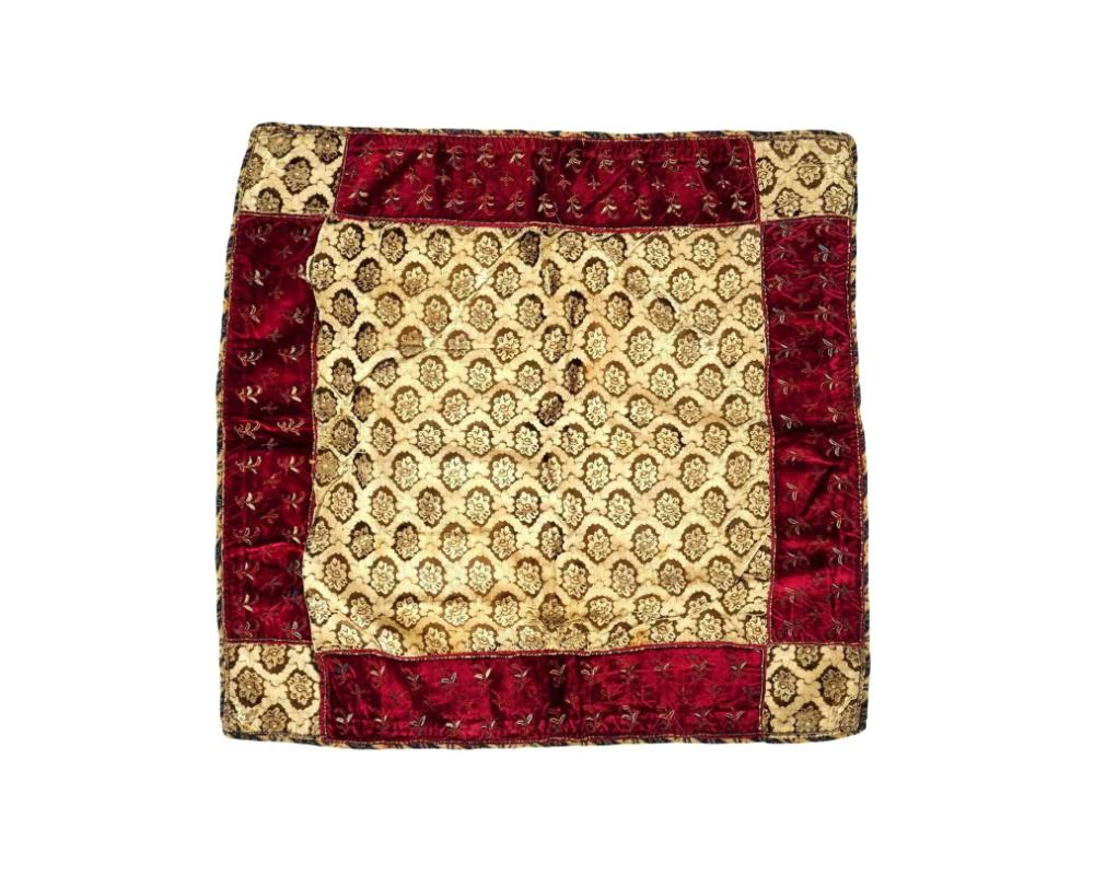 Antiguo tejido de terciopelo persa del siglo XVIII. El tejido está adornado con motivos florales y de follaje de terciopelo tejidos a mano en colores rojo y dorado. Cubierta de lino rojo en el reverso. Textiles persas iraníes antiguos, grabados en