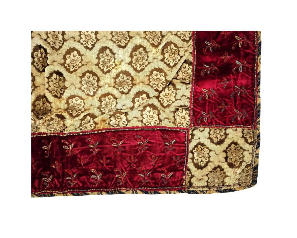 Tejido Persa Antiguo De Terciopelo Con Estampado Floral Del Siglo XVIII en Bueno estado para la venta en Long Island City, NY