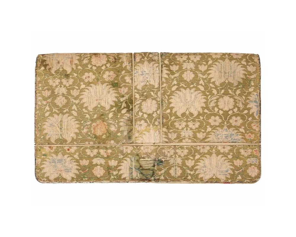 Sac à main antique en textile de soie dorée perse iranien safavide, tissé à la main, avec poche intérieure. Circa : 18e siècle. Le textile est décoré de motifs floraux. étiqueté à l'intérieur avec une inscription : Made of France. Textiles iraniens
