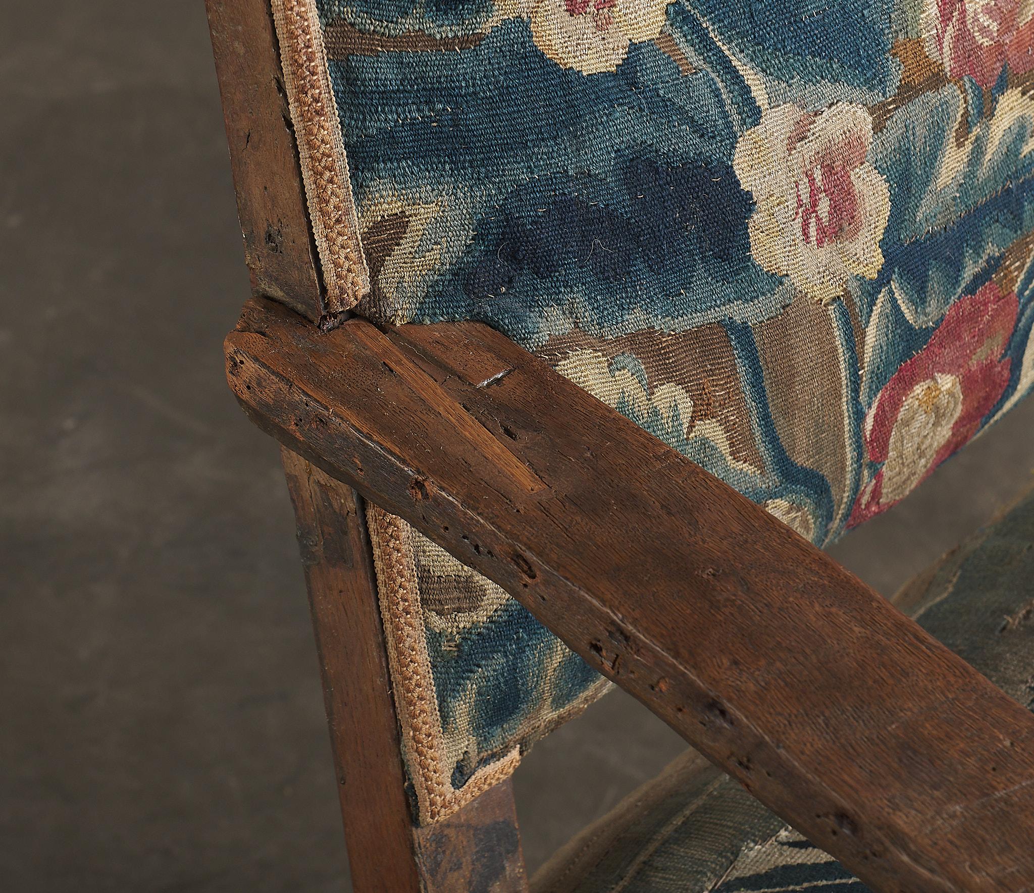 C.I.C. Chaise à accoudoirs à dossier en forme d'aile tapissée en vente 7