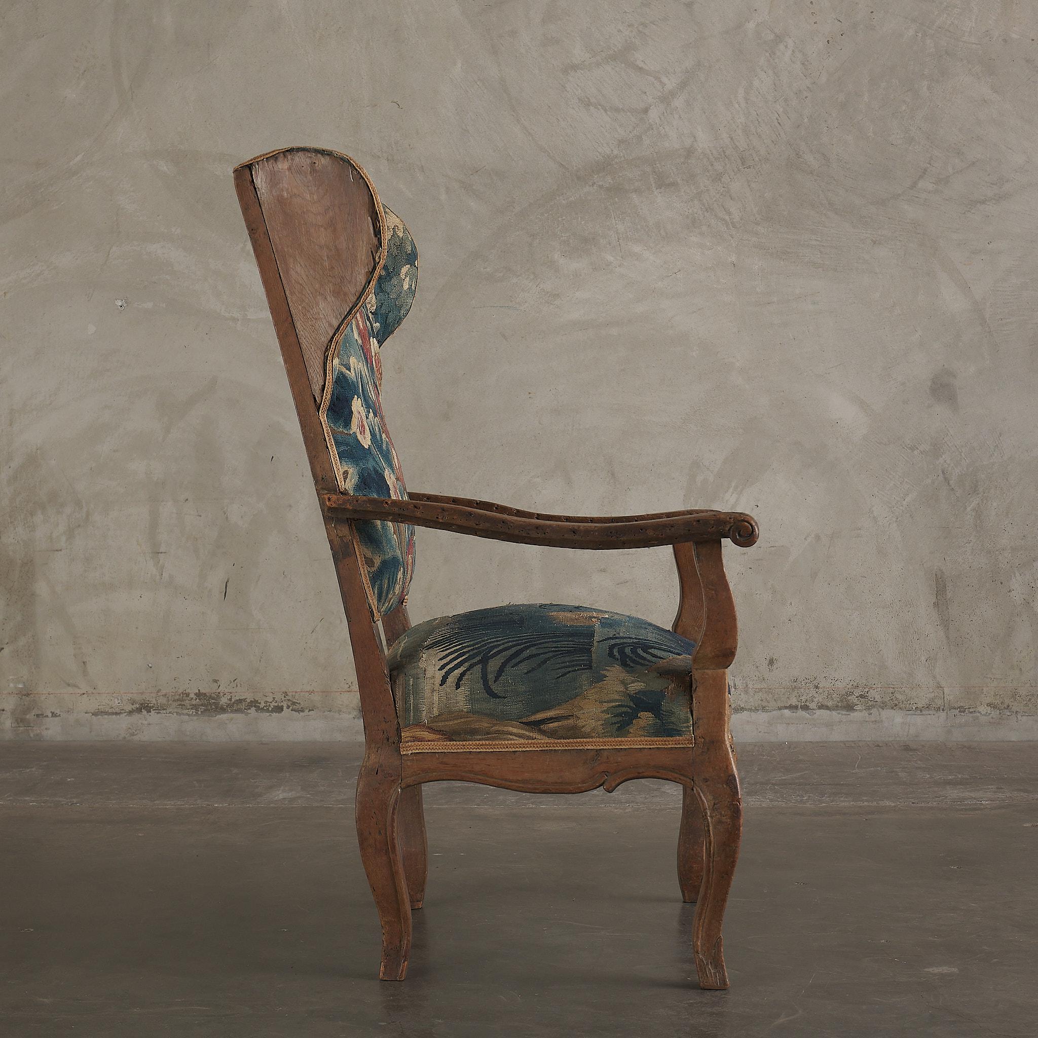 Sculpté C.I.C. Chaise à accoudoirs à dossier en forme d'aile tapissée en vente