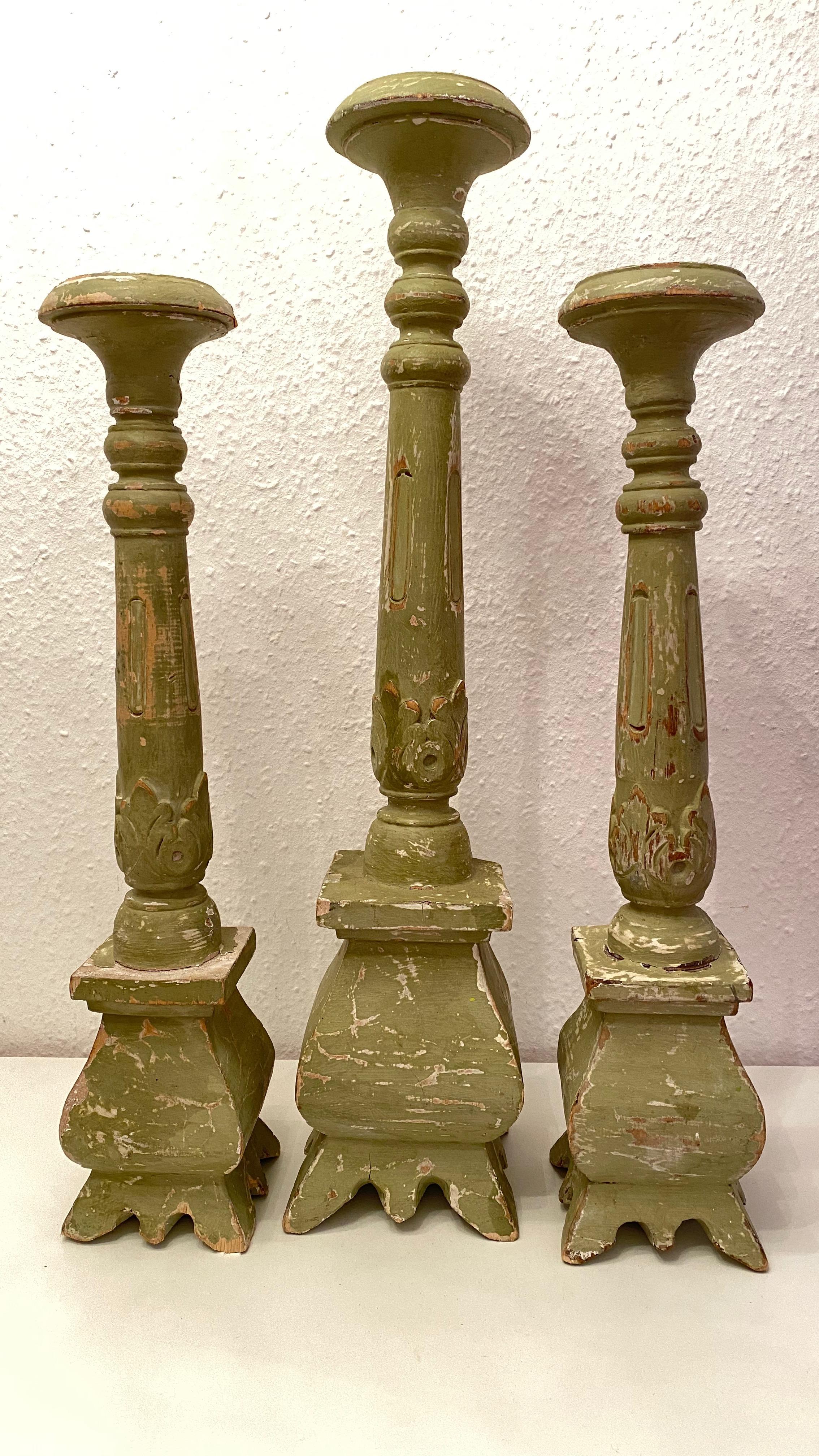 18th Century Austrian Carved and Chalkpaint Wood Alter Sticks with Circular Tops In Distressed Condition For Sale In Nuernberg, DE