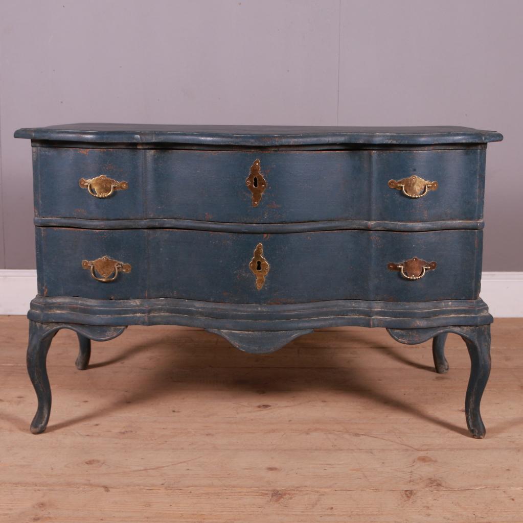 18th C Austrian 2 drawer serpentine commode. 1780.

   

Dimensions
44 inches (112 cms) wide
24 inches (61 cms) deep
28.5 inches (72 cms) high.